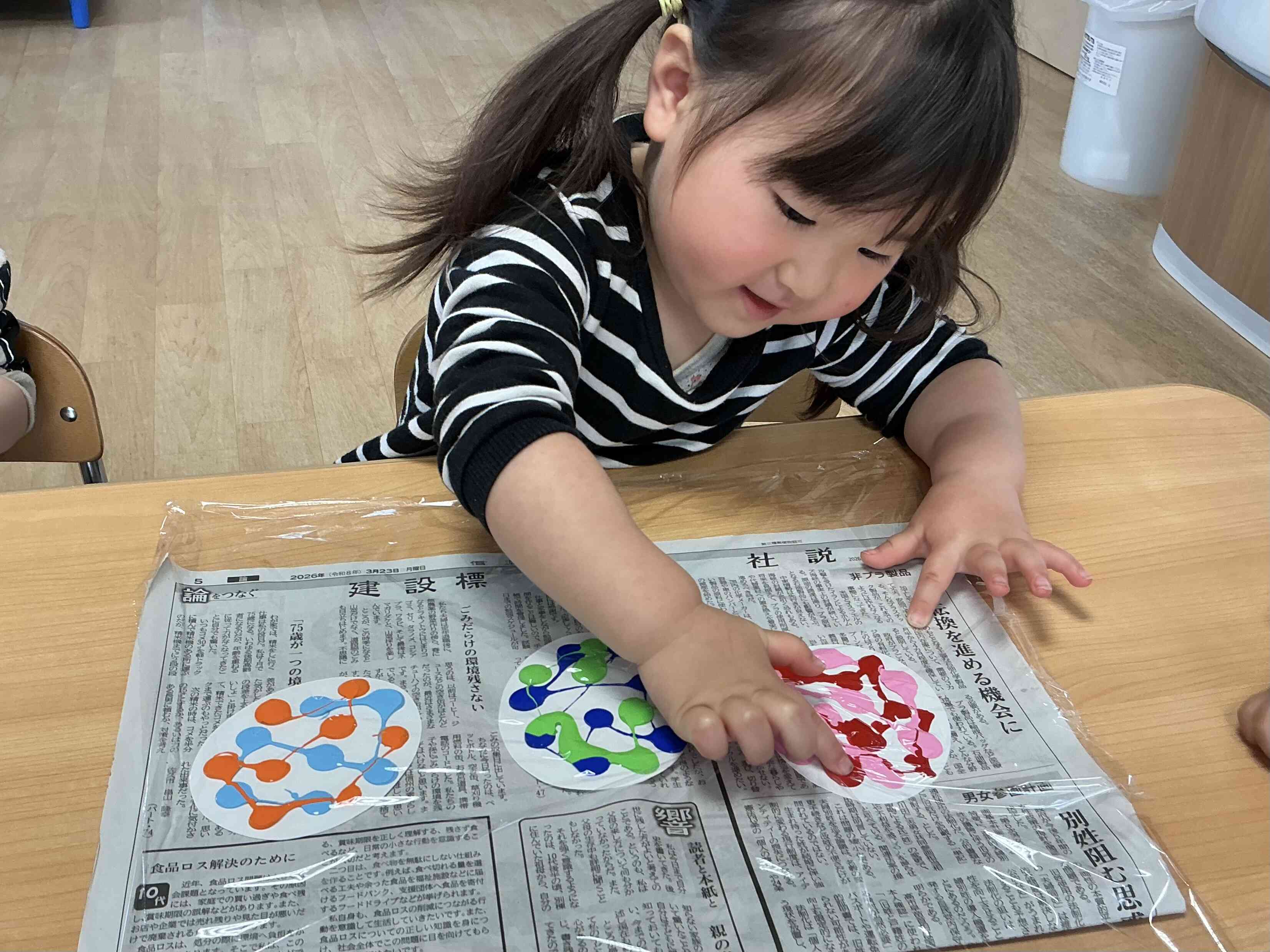 〜4月の製作中〜絵の具の感触が楽しいね♪