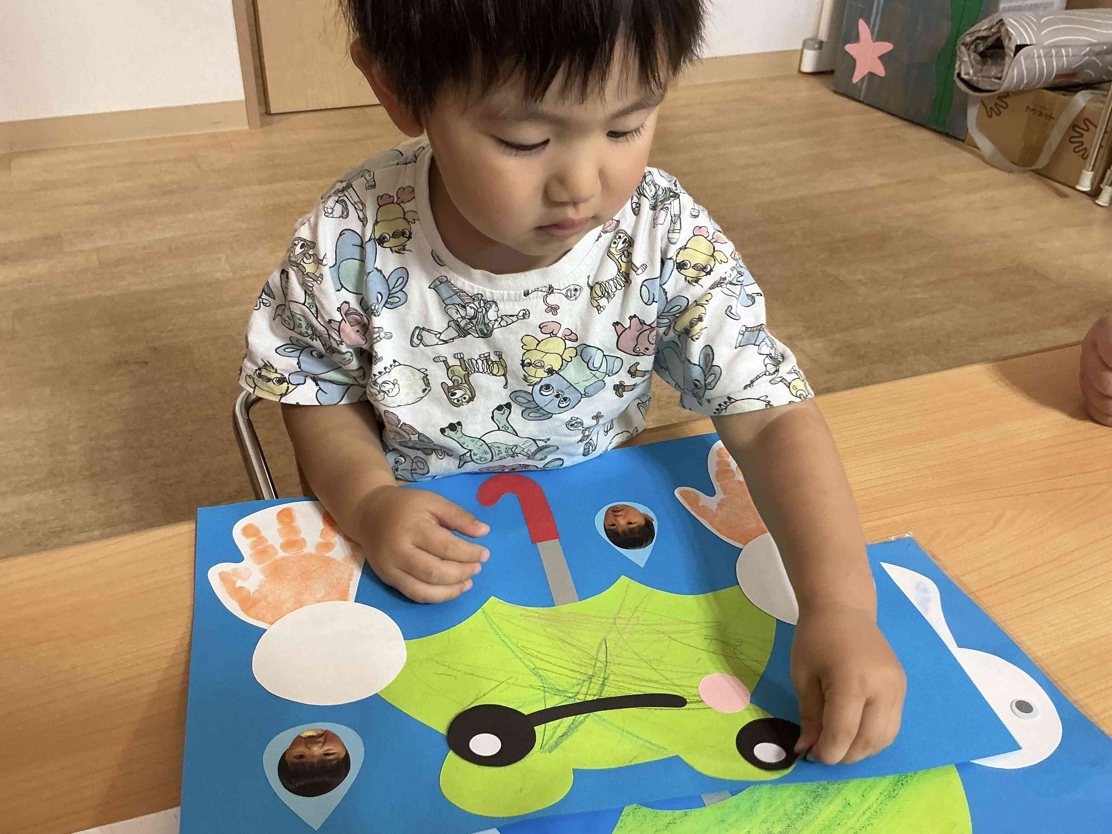 目はどこに貼ろうかな？