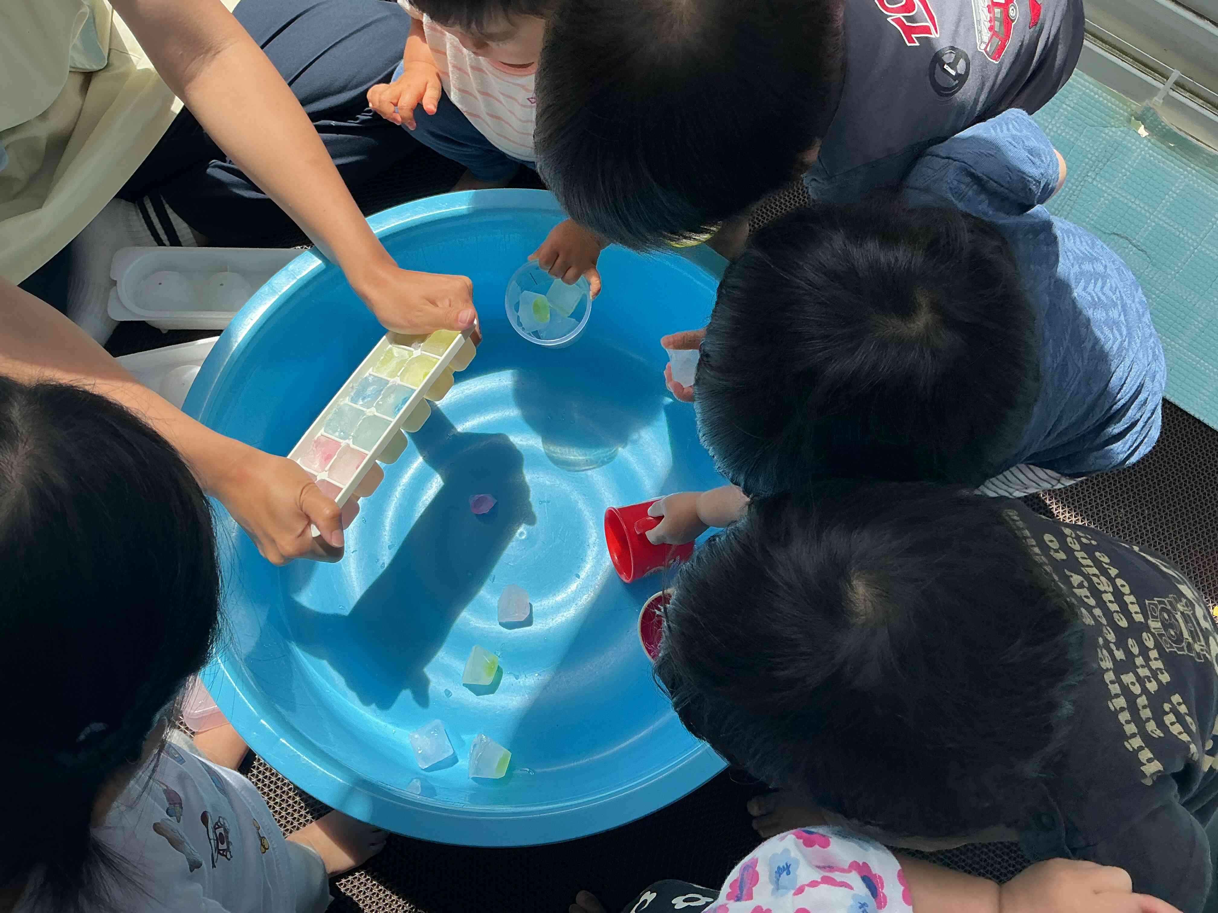 あひる組　氷で宝探し！