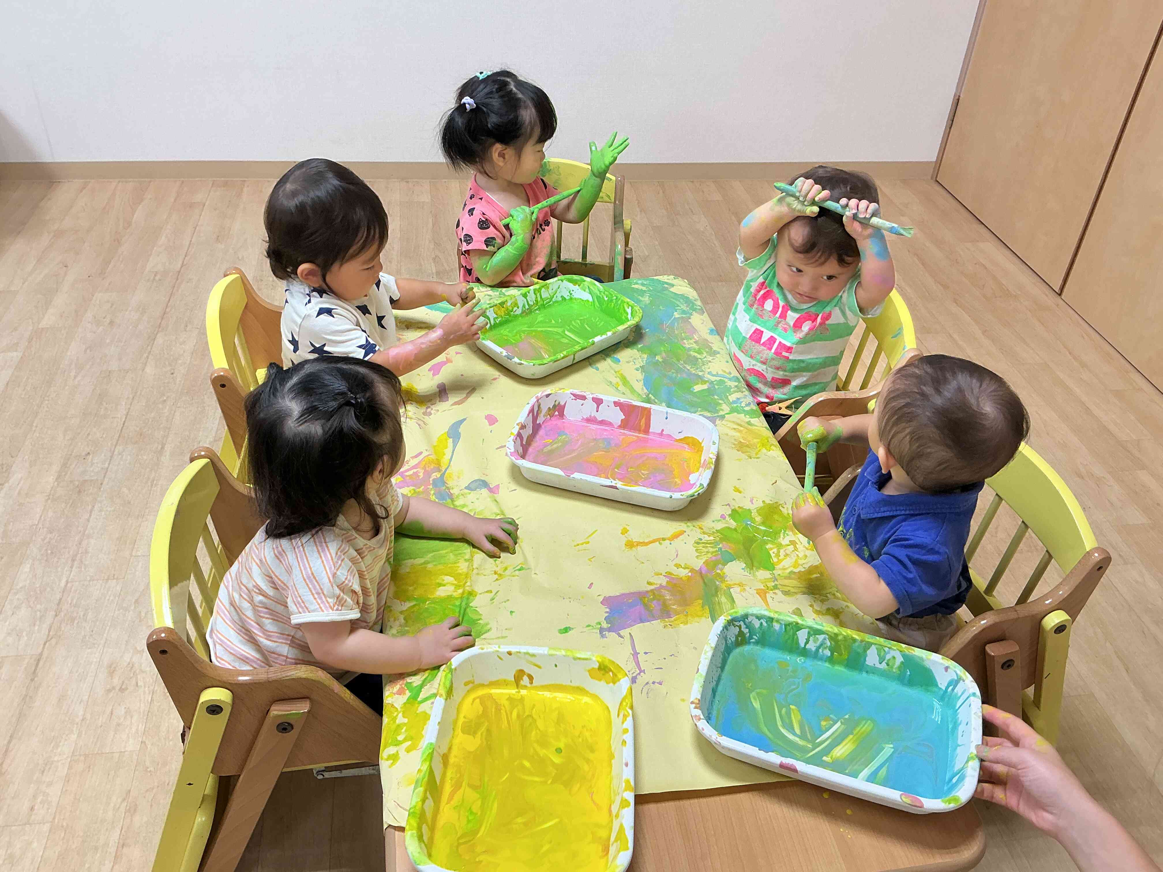 おもいっきり絵の具遊び、楽しいね♪