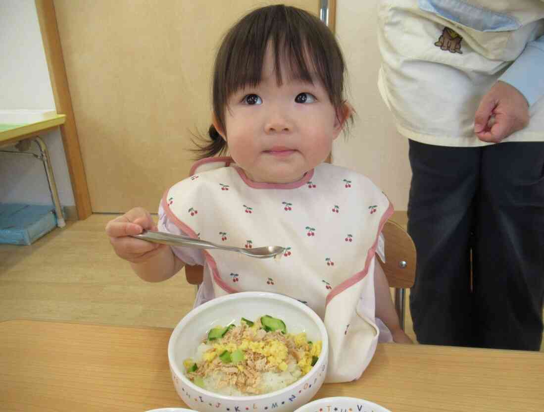 あじさい丼を“ぱくっ”　かわいいお顔で食べるでしょ