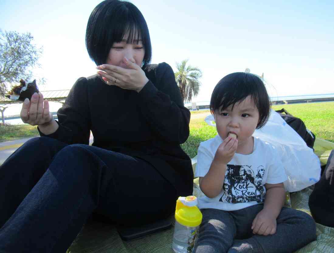 遠足でママと一緒におにぎり！