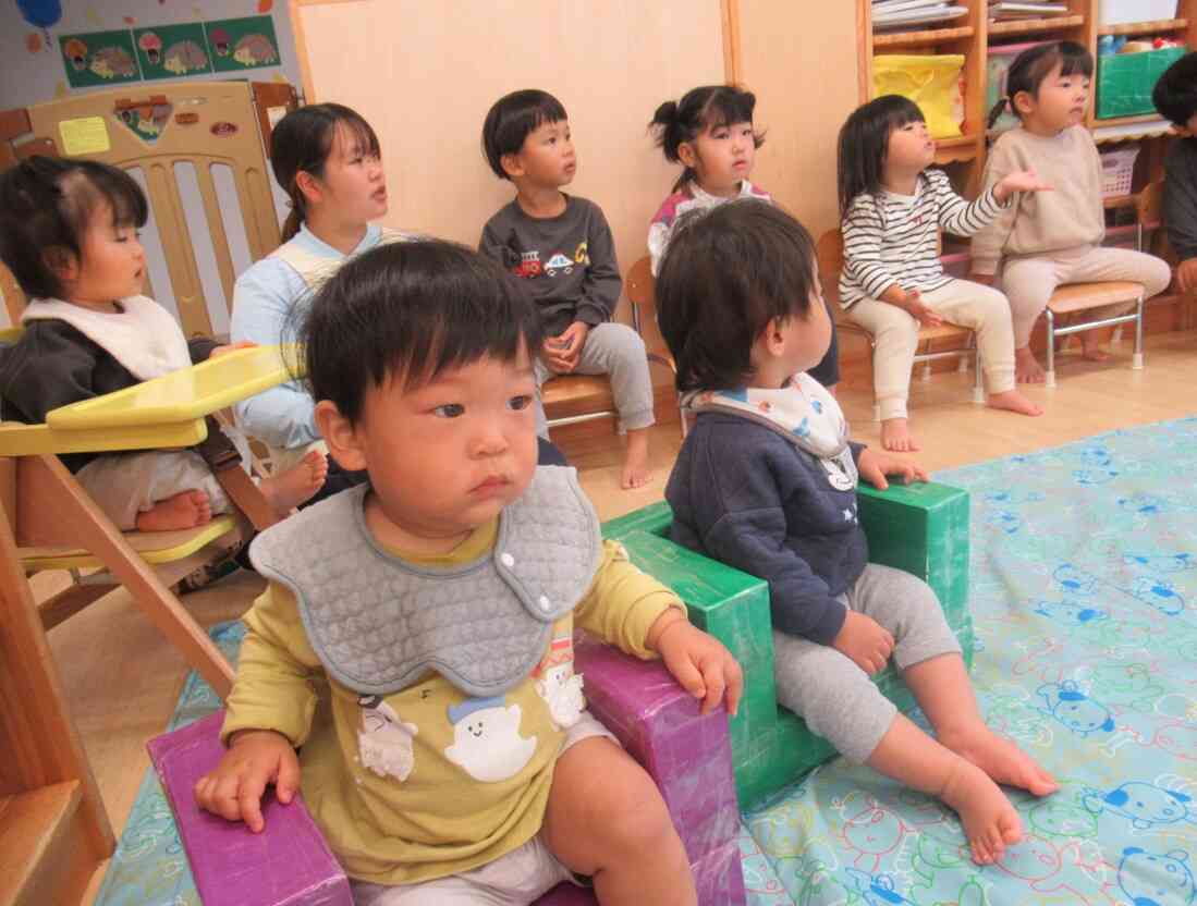 真剣なまなざしで英語レッスンに参加中！