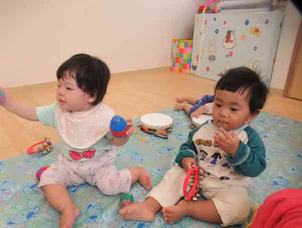 楽器あそび楽しいね！（０歳児）