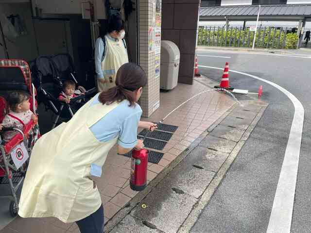 しっかり的の根元に向かって消火を行います。