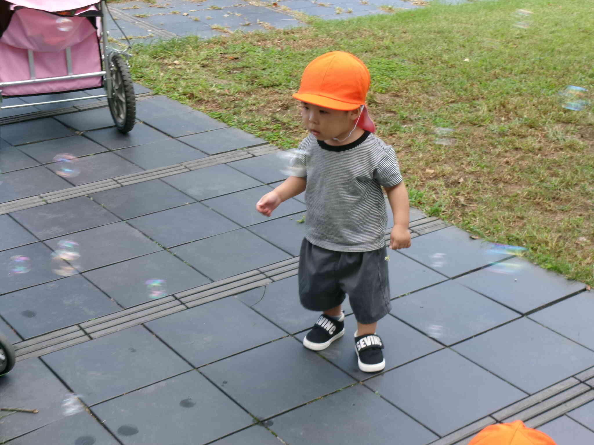 シャボン玉に興味津々!