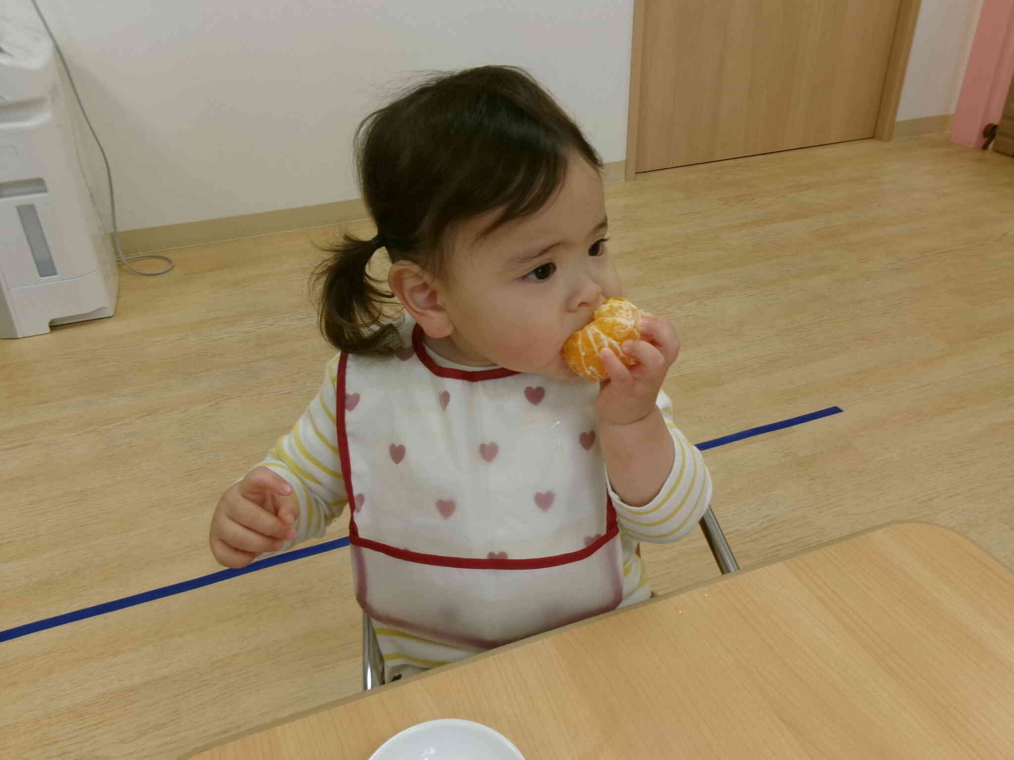 みかんは大きなお口で食べるのが一番！