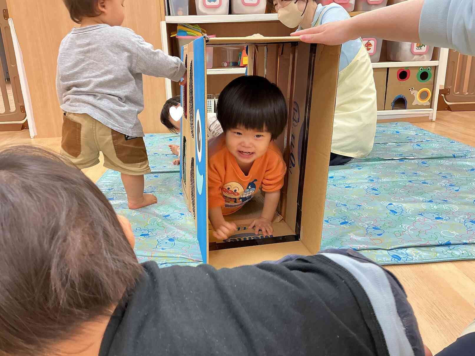 こいのぼりトンネルの出来上がり！