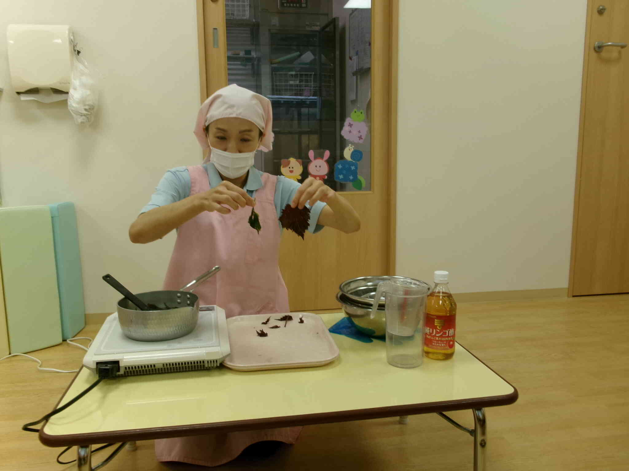 葉っぱを茹でていきます。