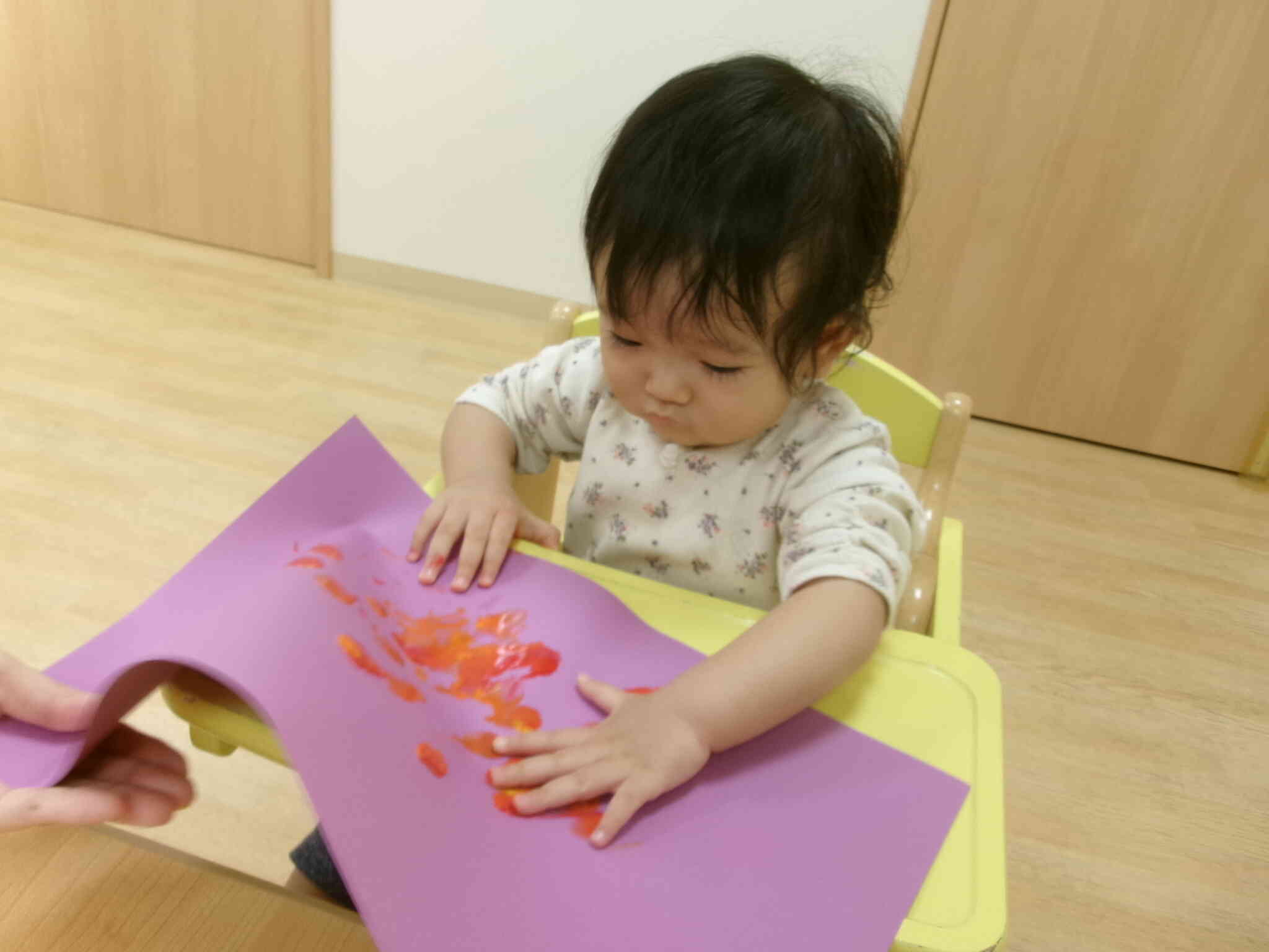 【ひよこ組】はじめての絵の具あそび
