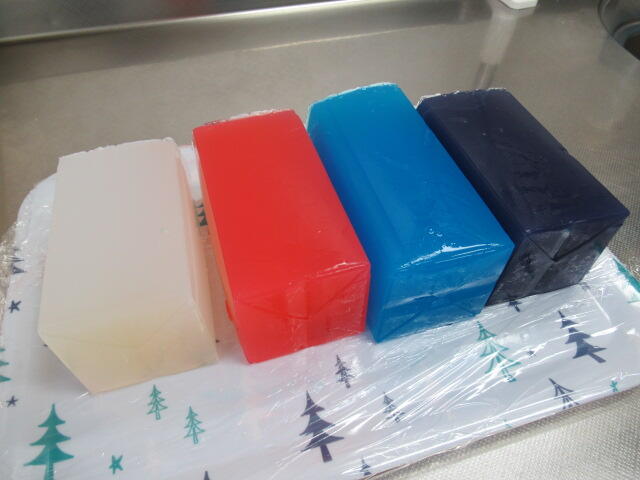 牛乳パックで作った４色の寒天