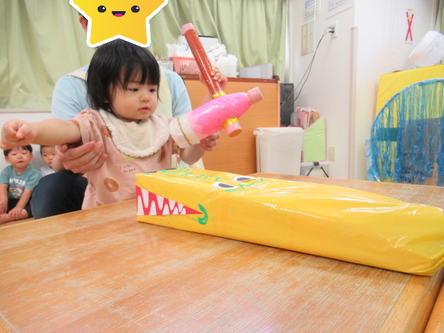 0歳児のお友達も興味津々です♪