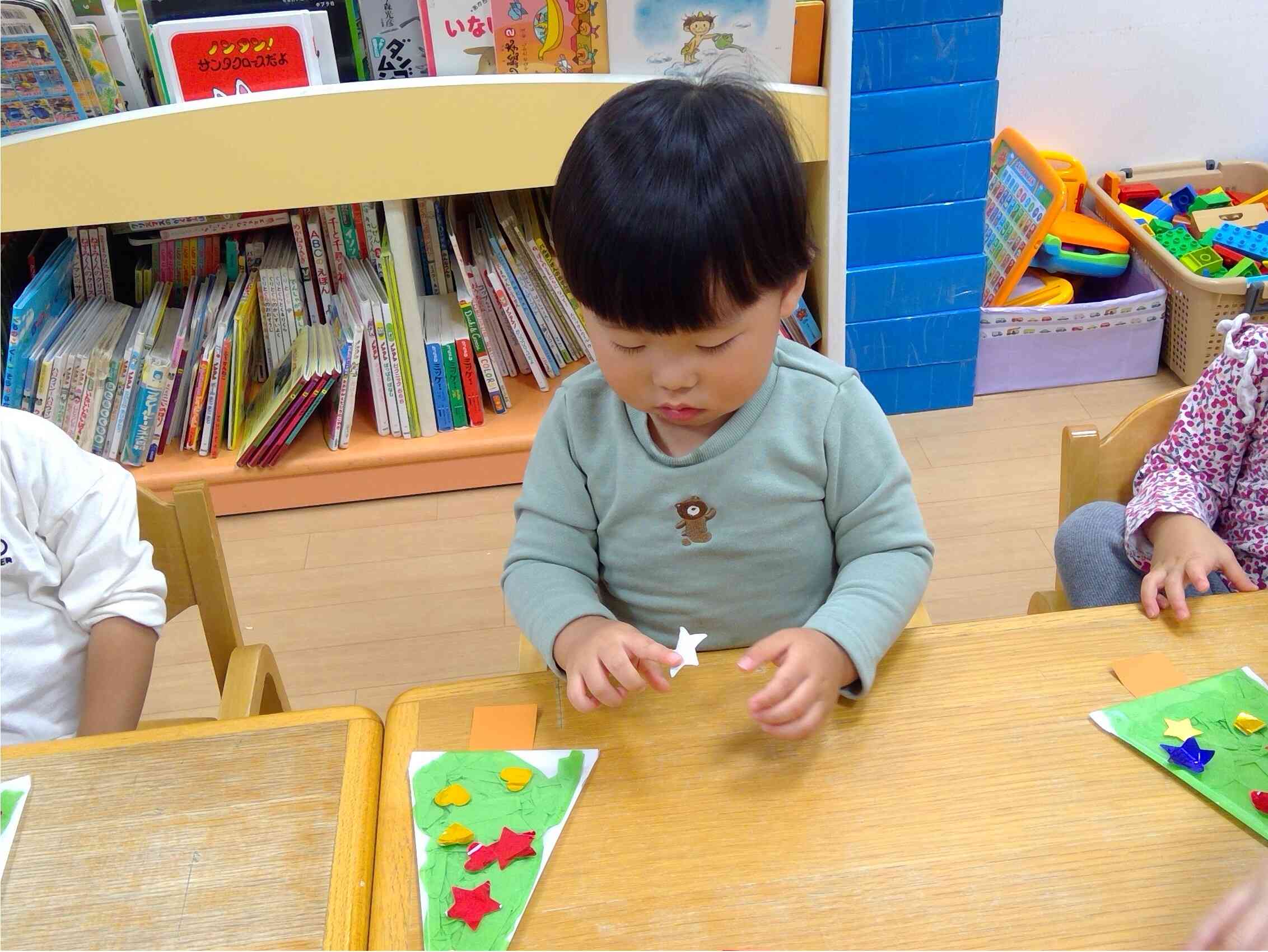 クリスマスツリーにシールを貼りました