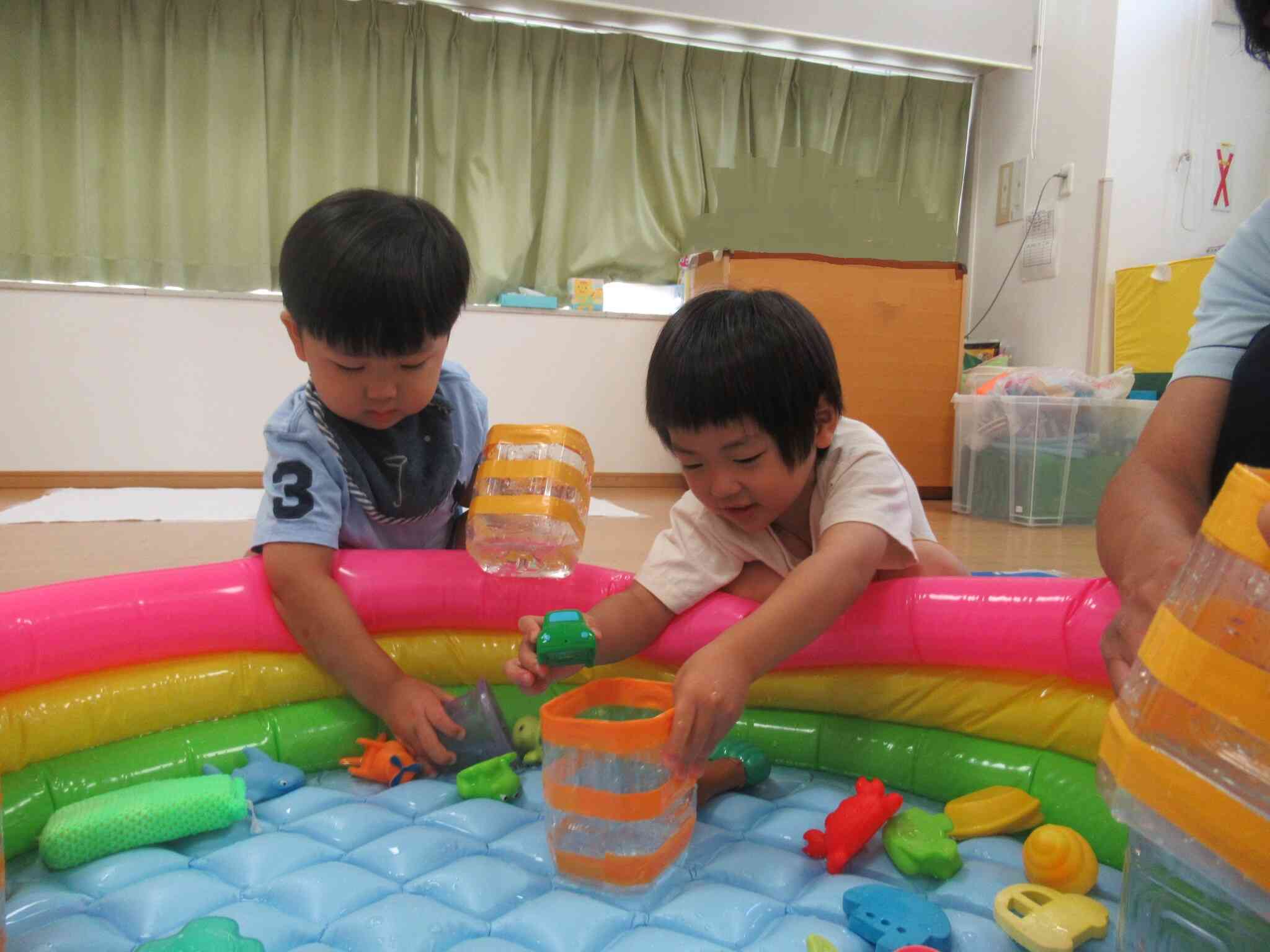 暑すぎる日の水遊び（1.2歳児）