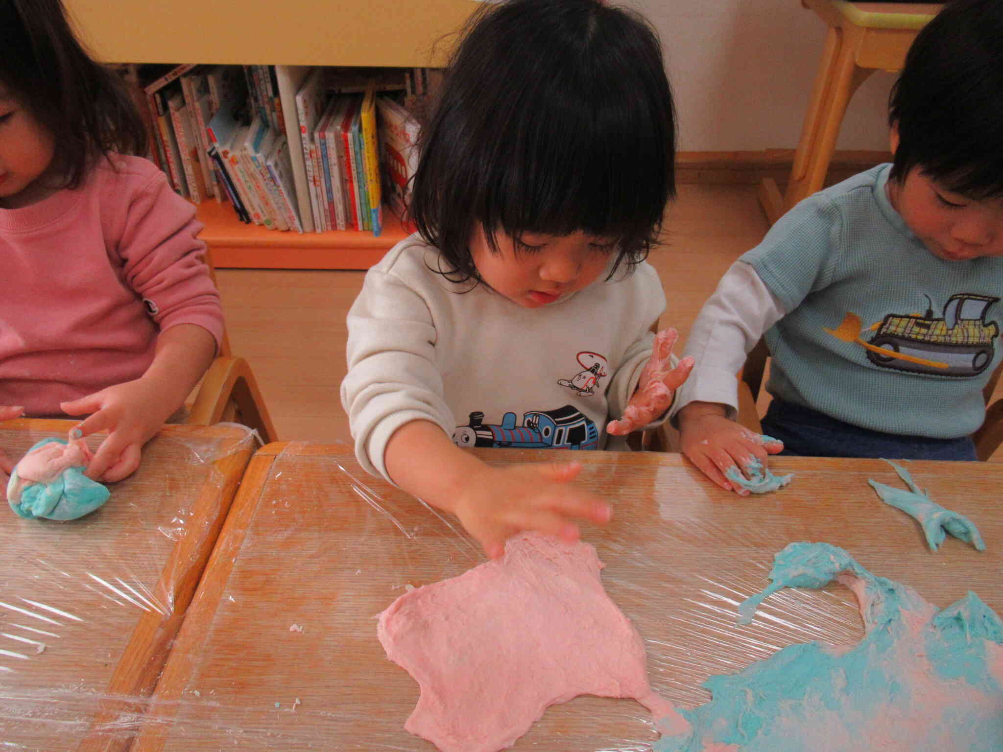 の～ばして・の～ばして　ぺたぺたする感触がたまりません♡