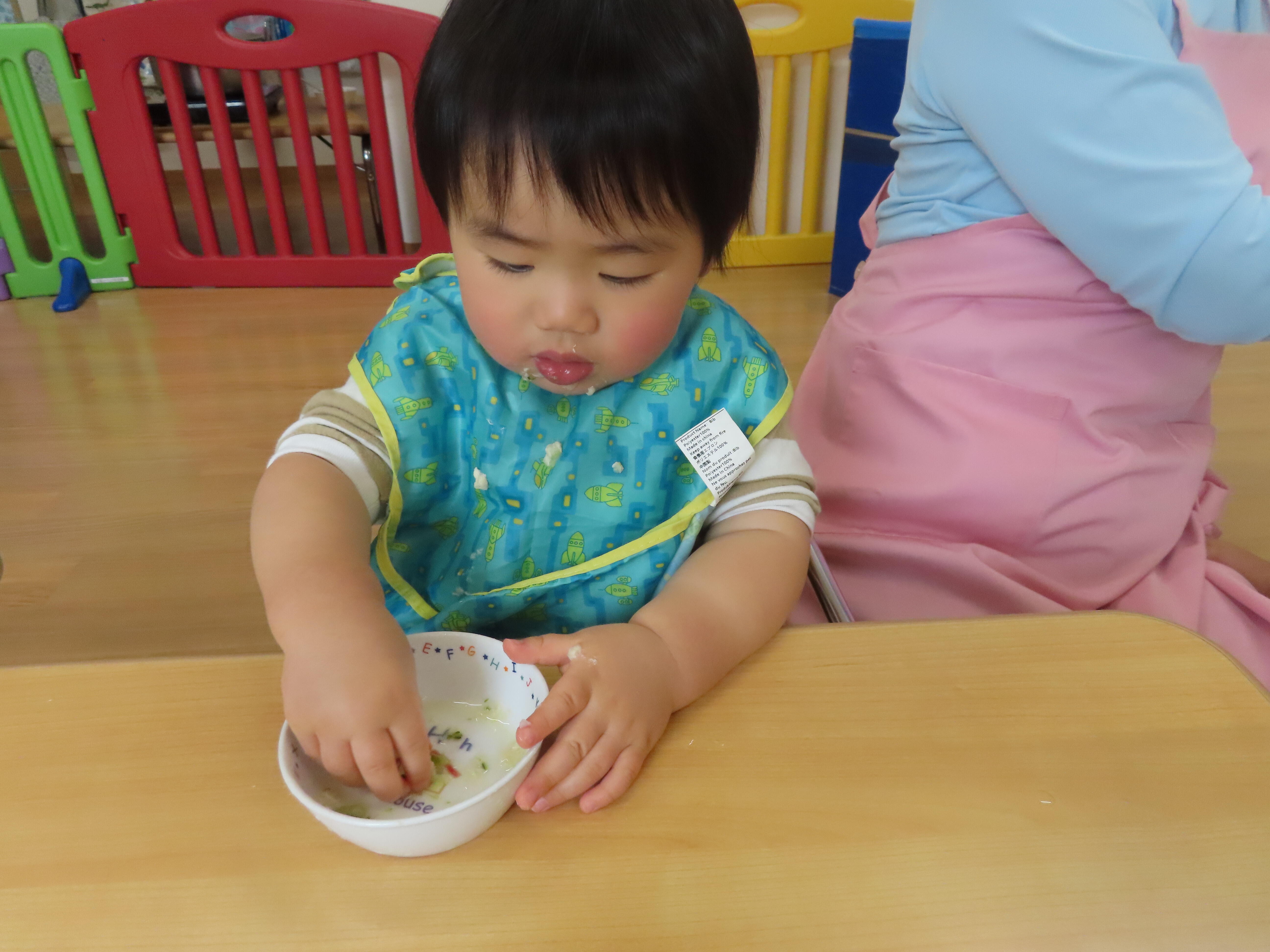 手づかみ食べ、頑張るよ！