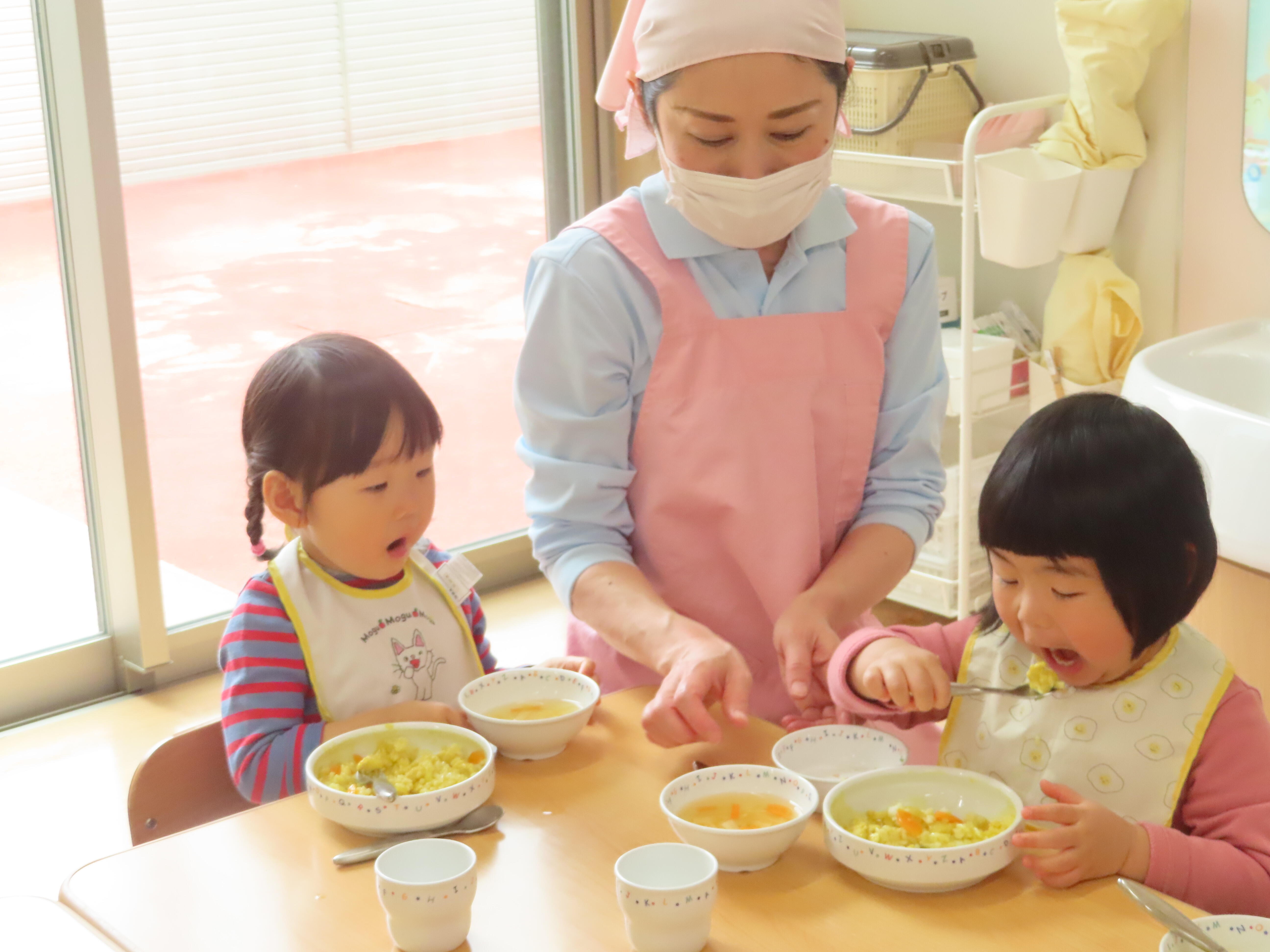 ちょっとだけお手伝いさせてね！こぼれてしまったご飯粒をきれいにふき取ってもらっています。