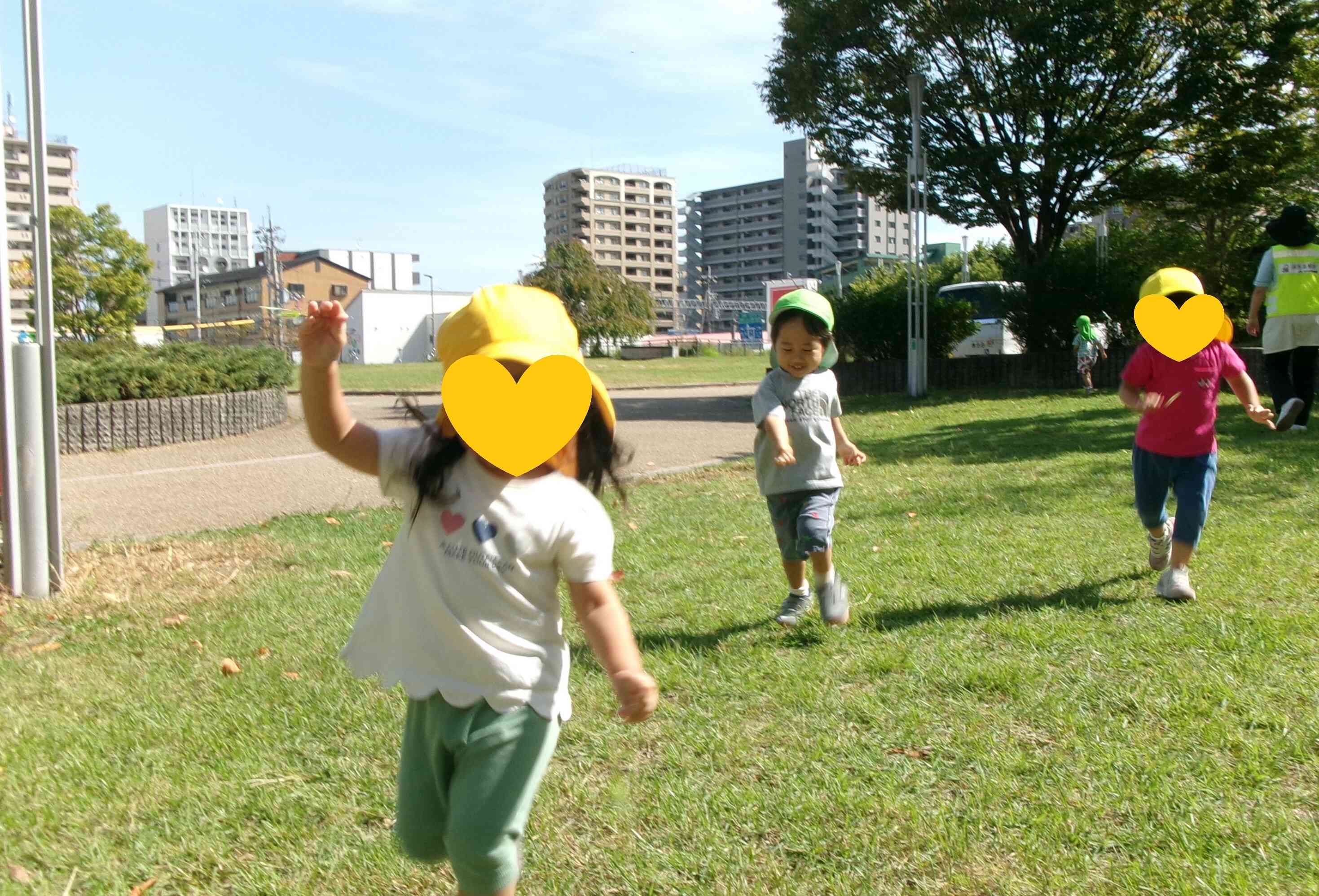 近隣の公園へ行くと思いっきり身体を動かして遊びます！