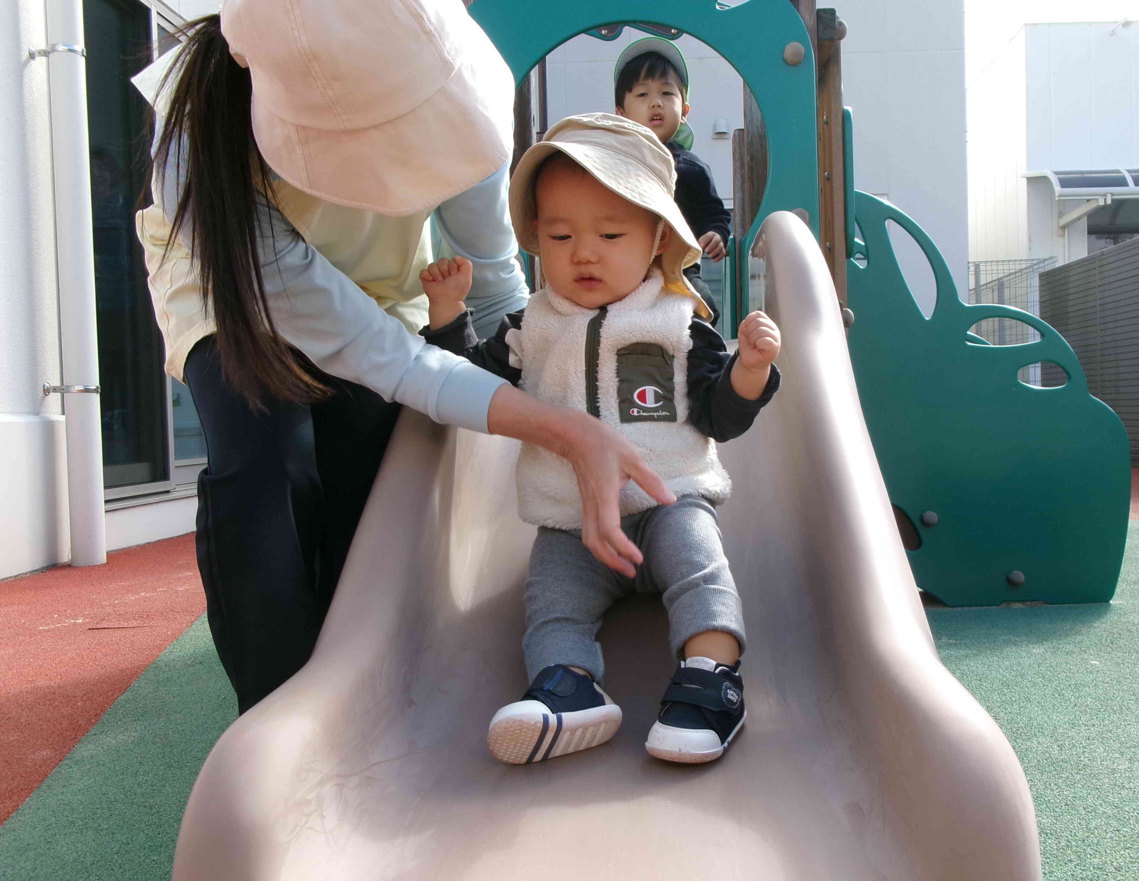 園庭ではたくさん身体を動かして遊んでいます♪
