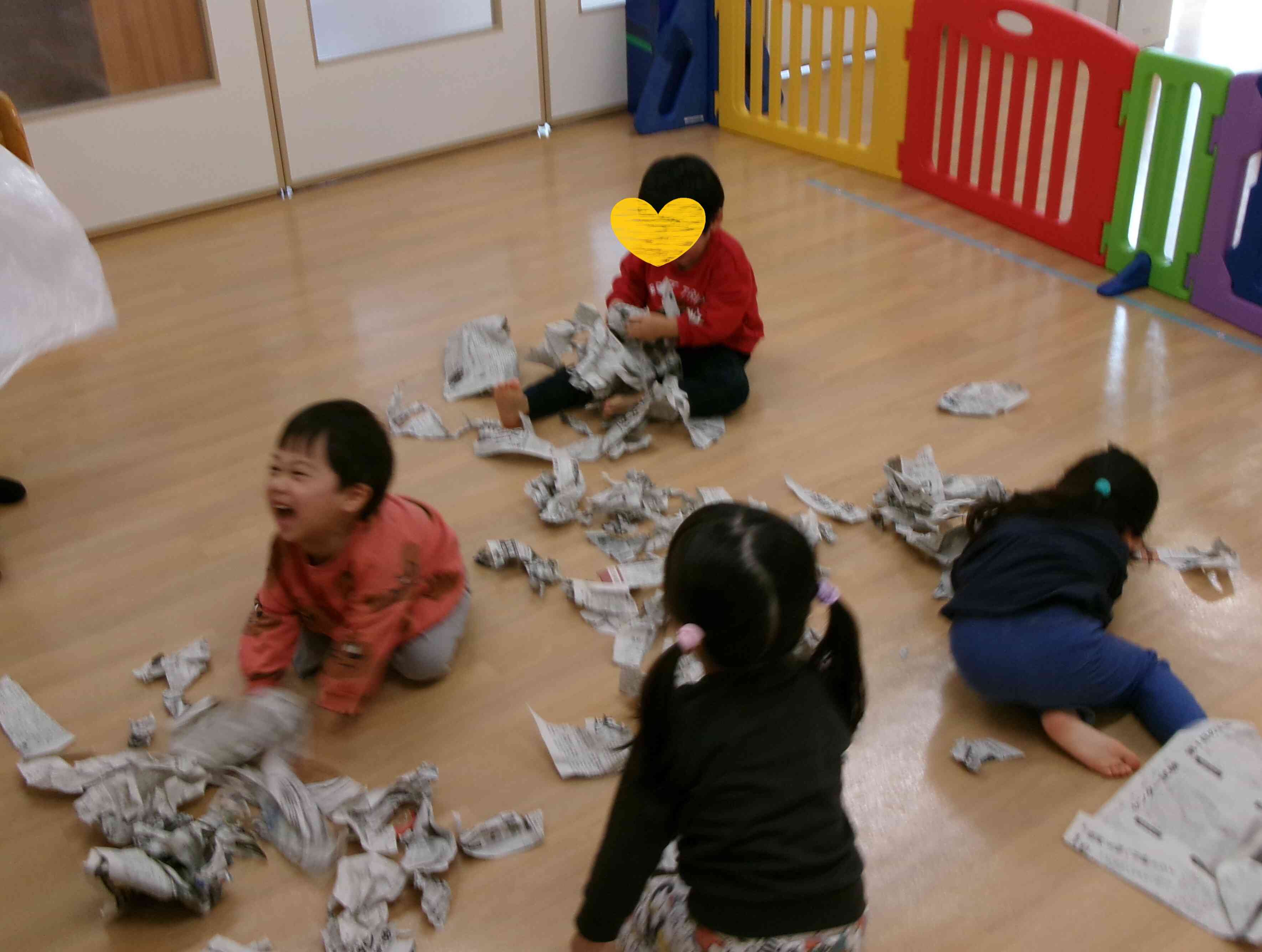 新聞紙あそびの様子☆