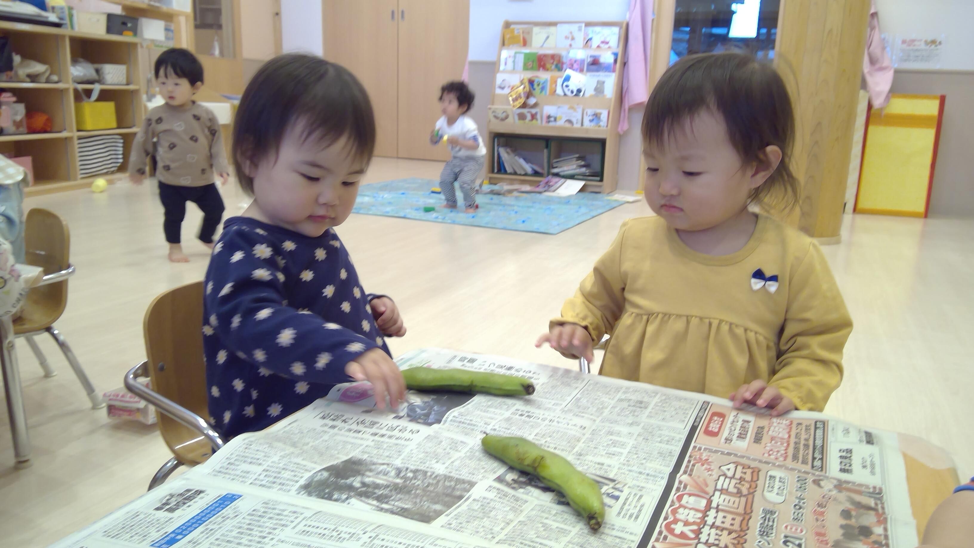 そら豆のから剥き体験　あひる組(1歳児)