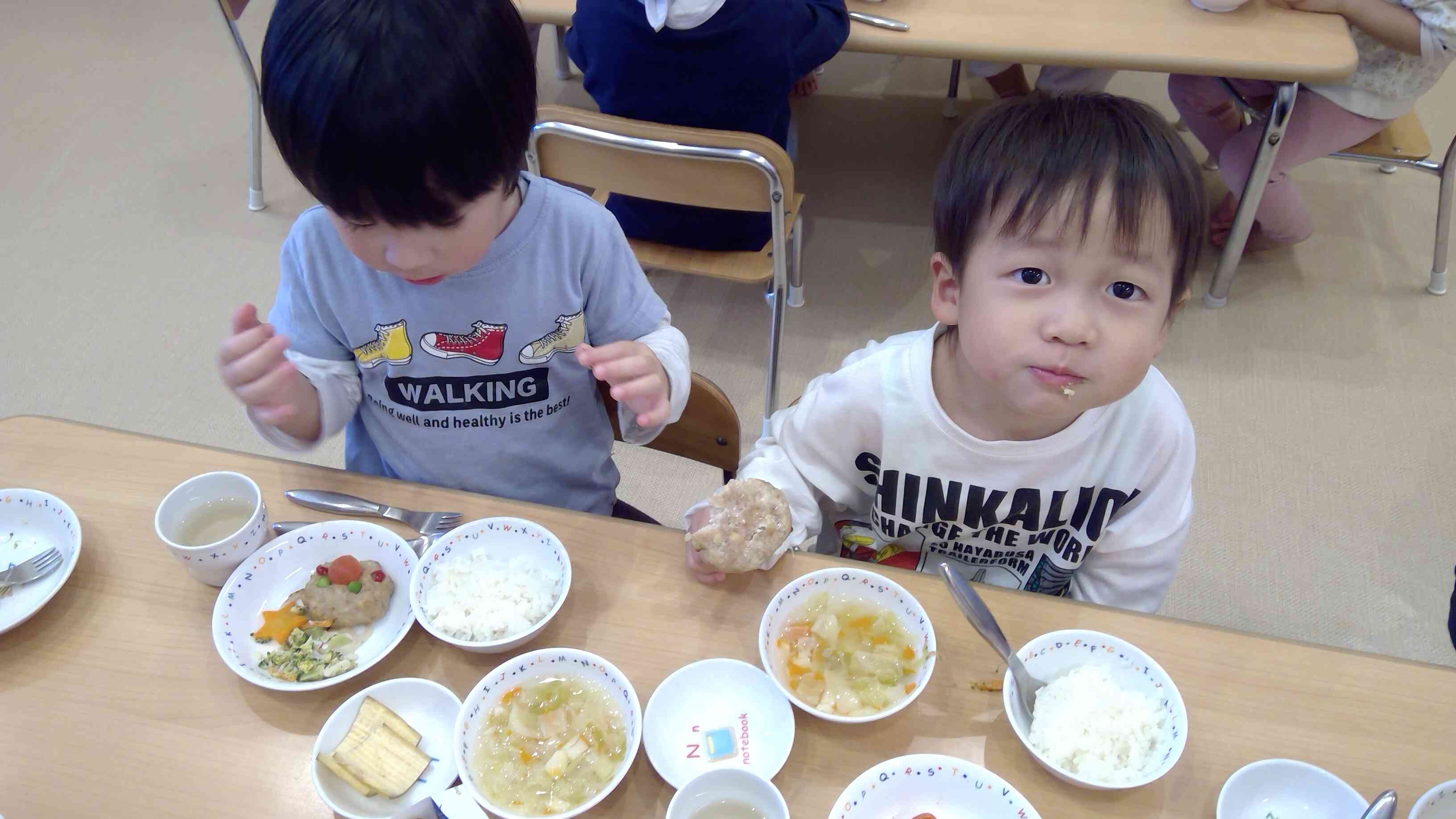 美味しすぎてほっぺたに付いちゃった！