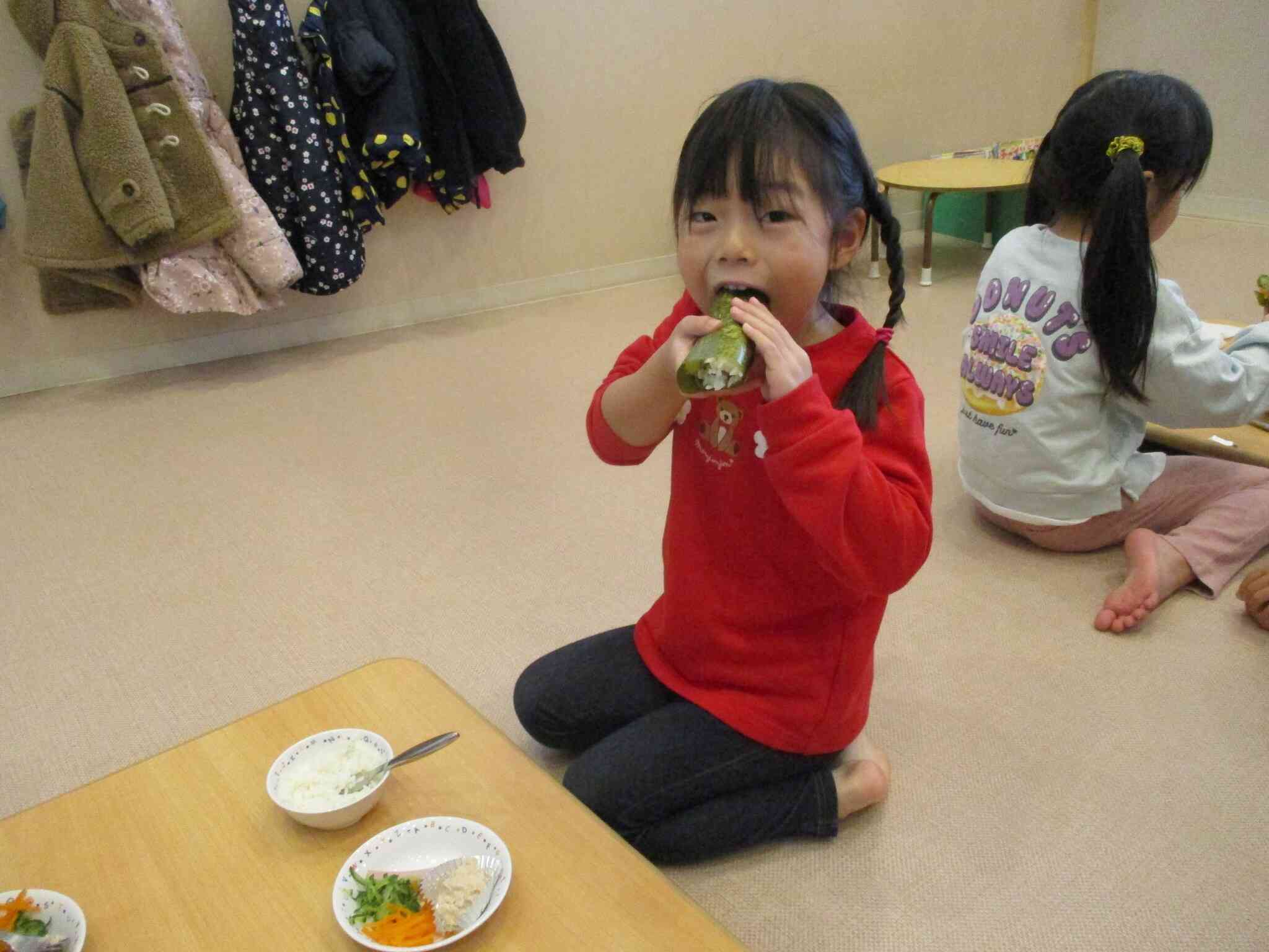 大きな口で手作り恵方巻を食べるよ。
