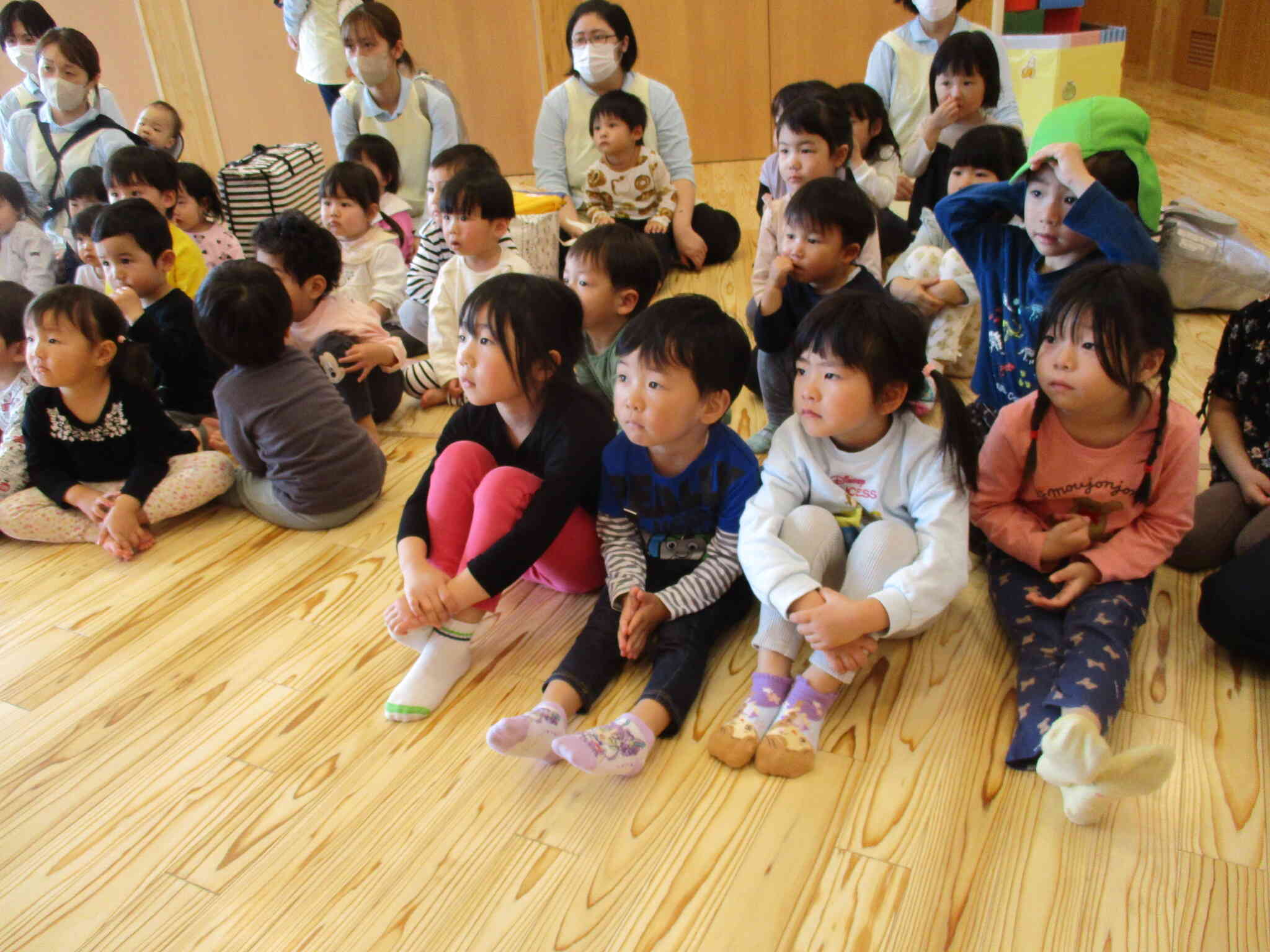 紙芝居を真剣に聞いている子ども達です！