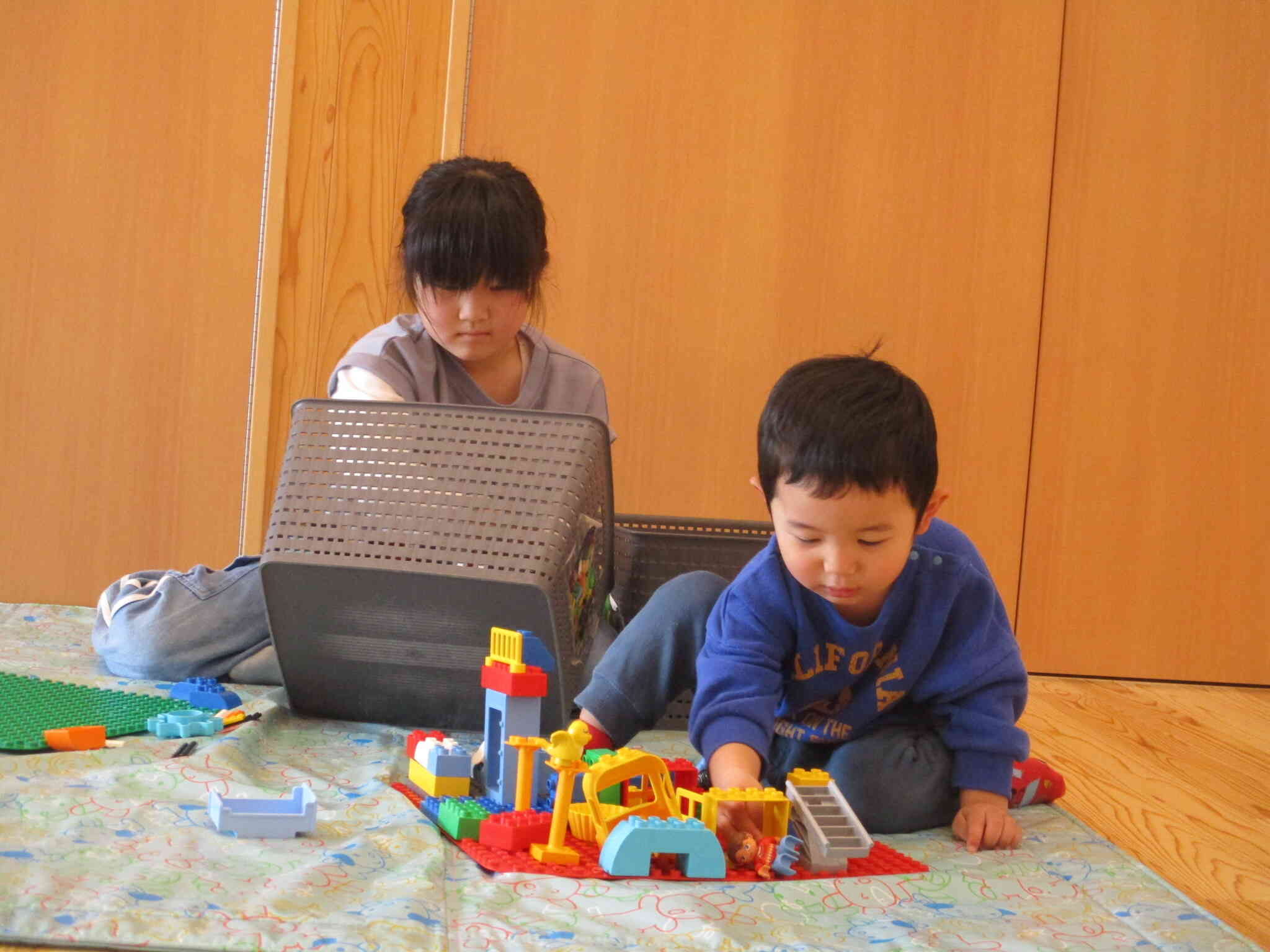 姉弟でブロック遊び