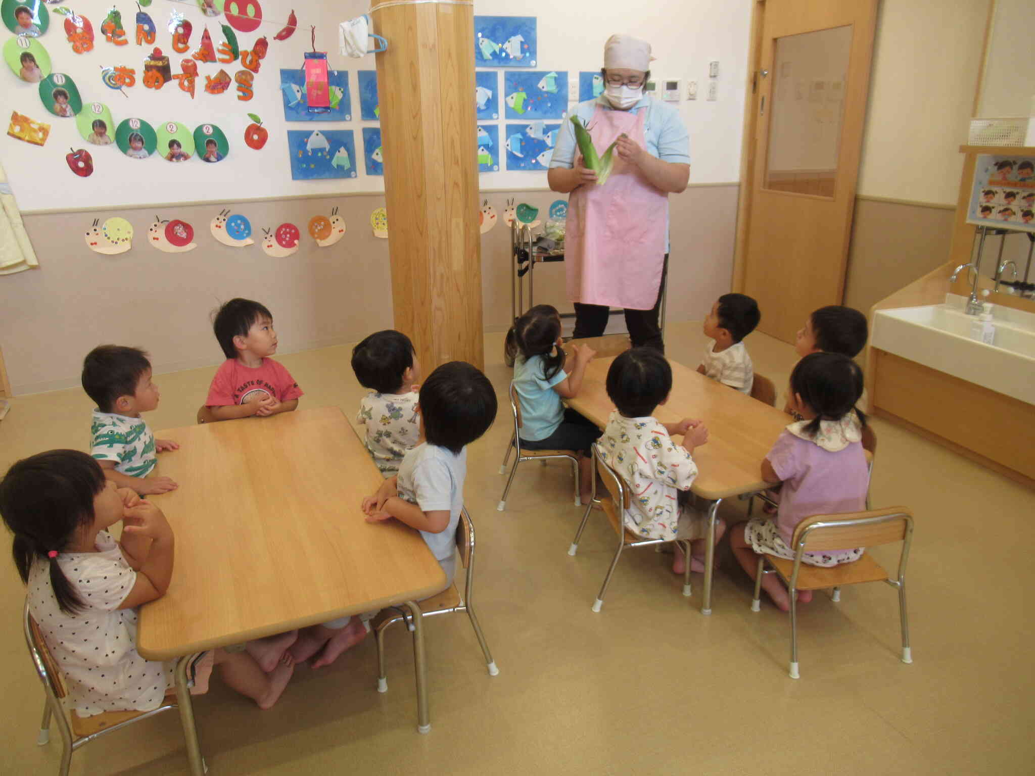 とうもろこしの皮むき①　うさぎ組(2歳児)