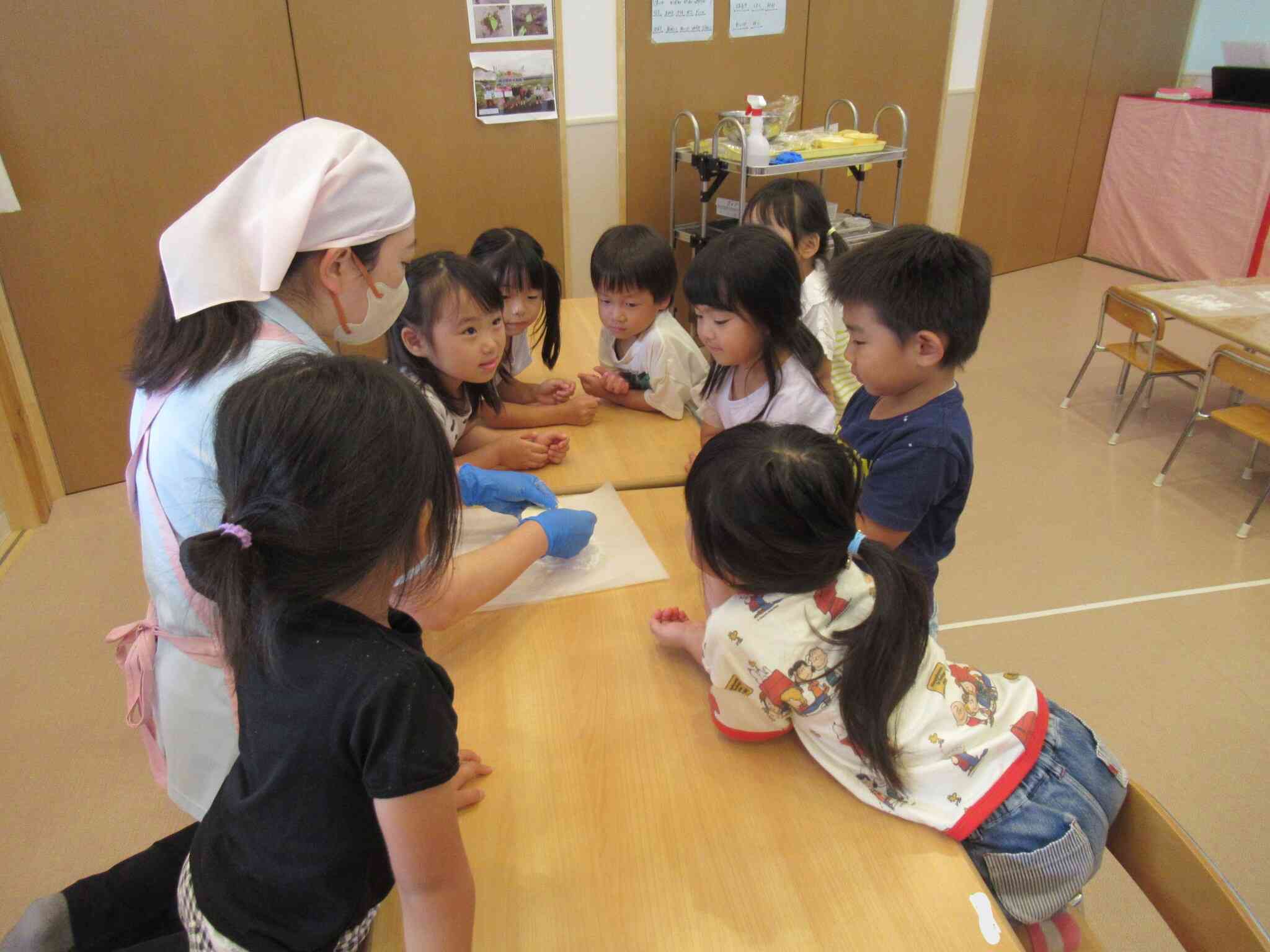 生地の伸ばし方をみんな真剣に聞いているね！