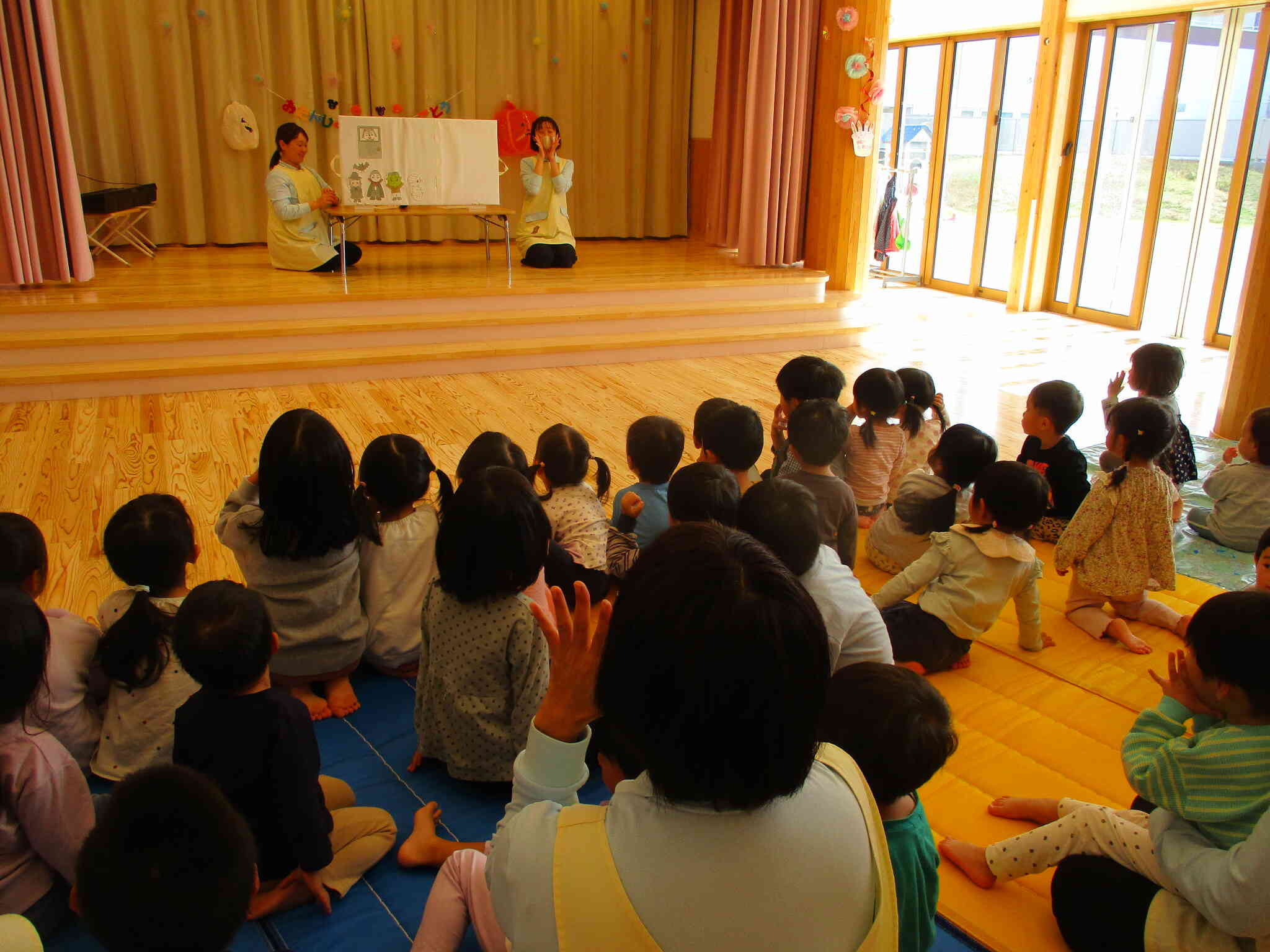 先生からはハロウィンのペープサートのプレゼントです！