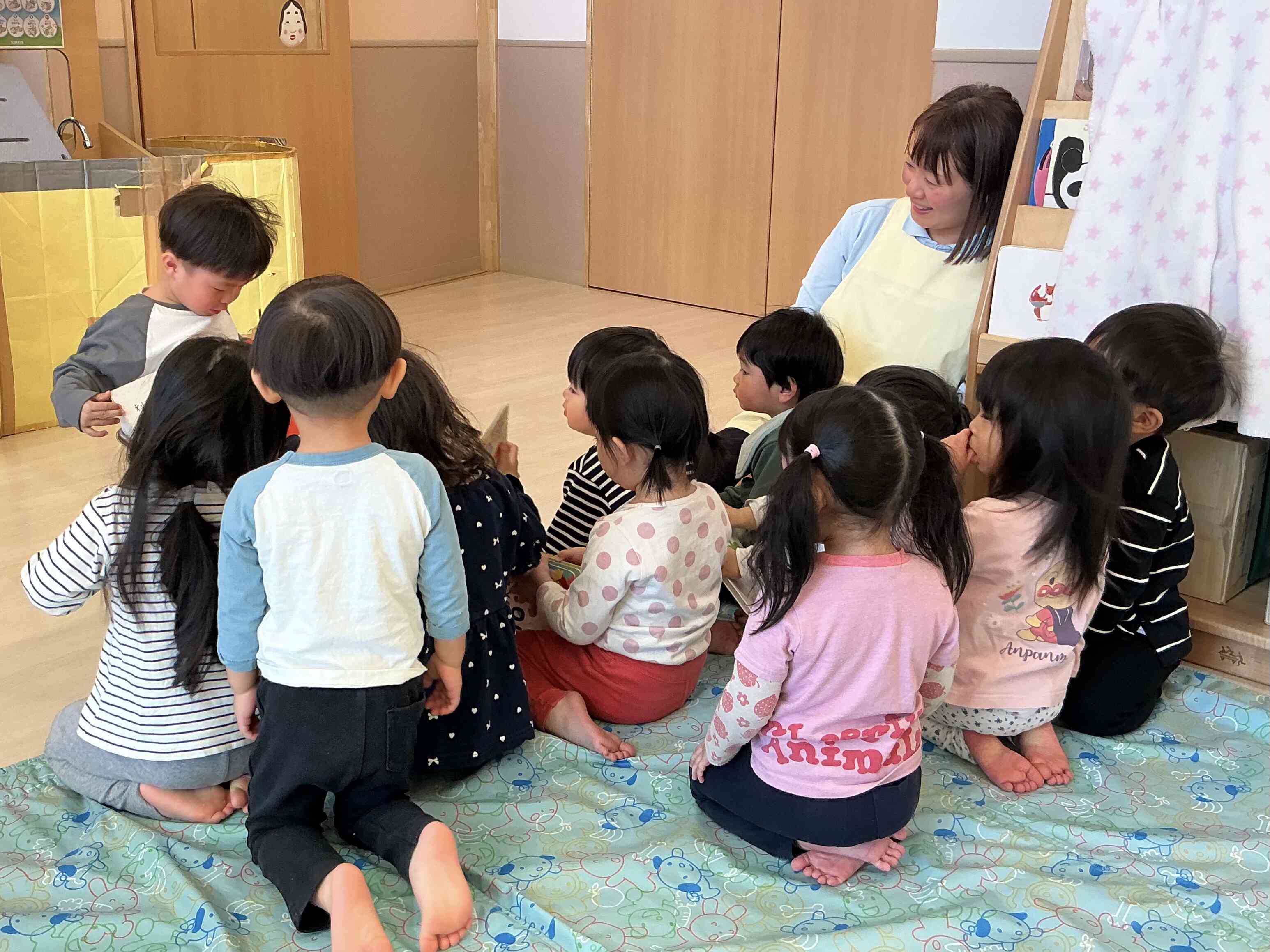 お友だちが読む絵本に釘付け！