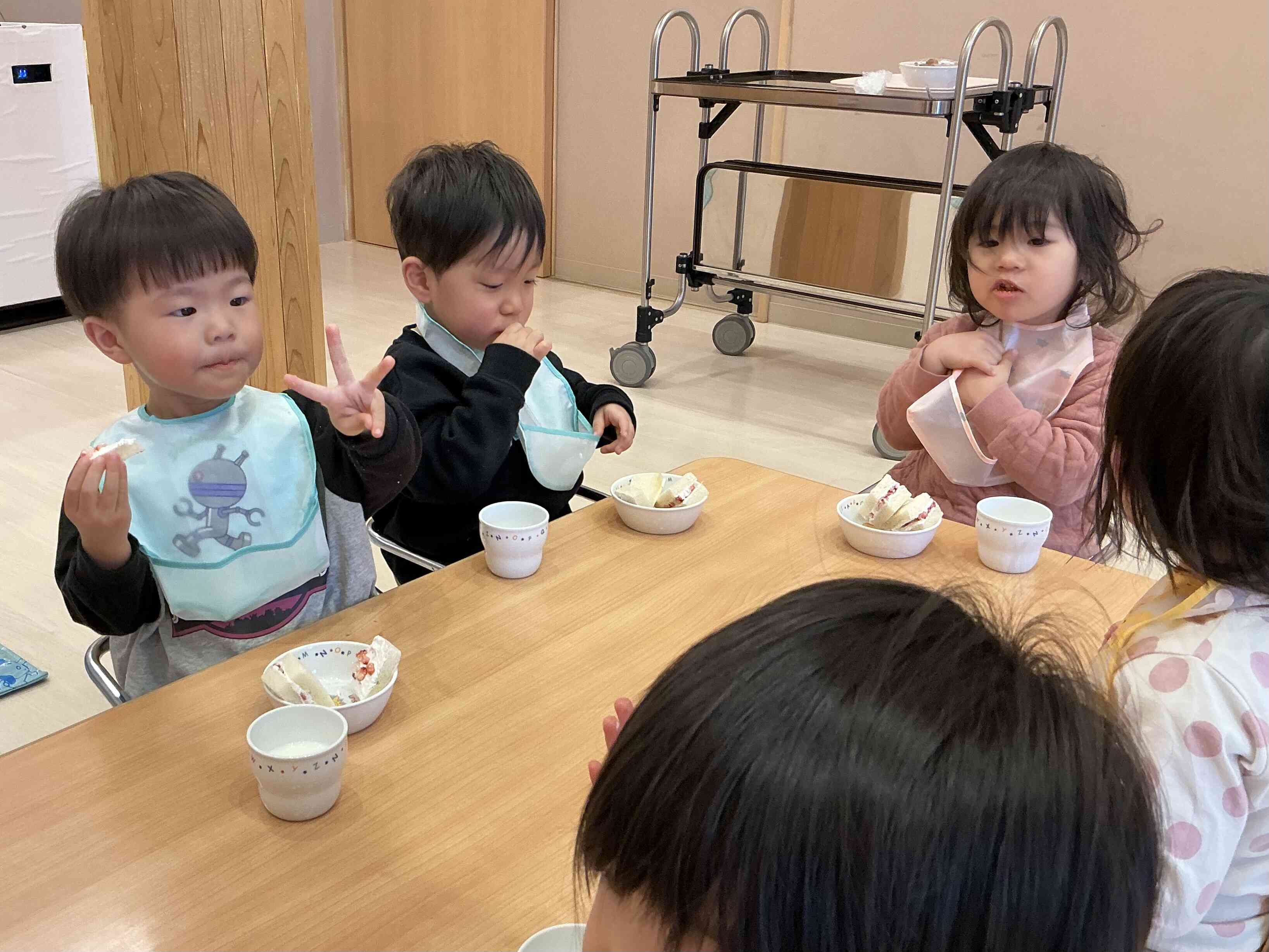 おやつの時間 あひる組(1歳児)