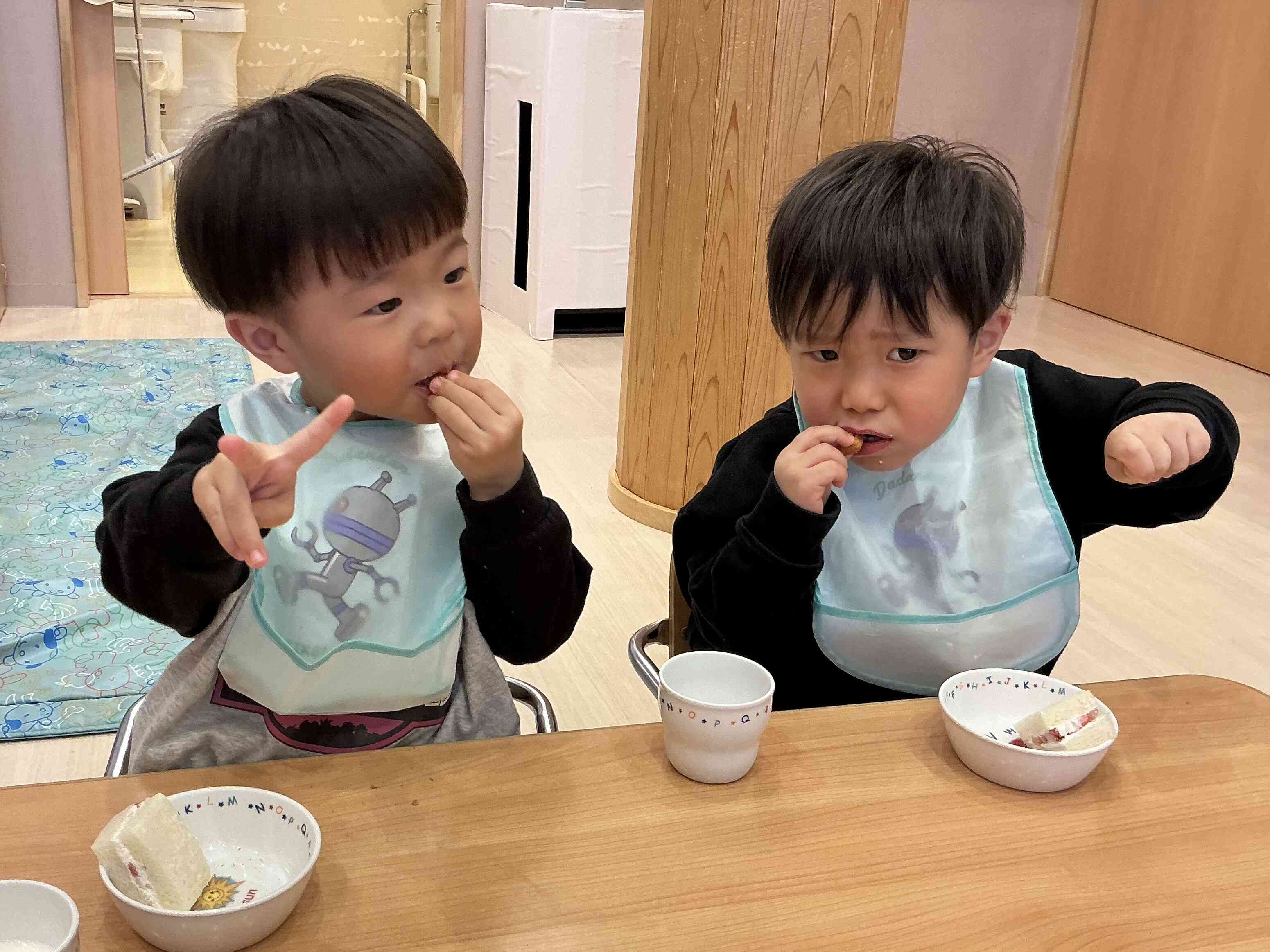 お揃いのエプロンでもぐもぐ！