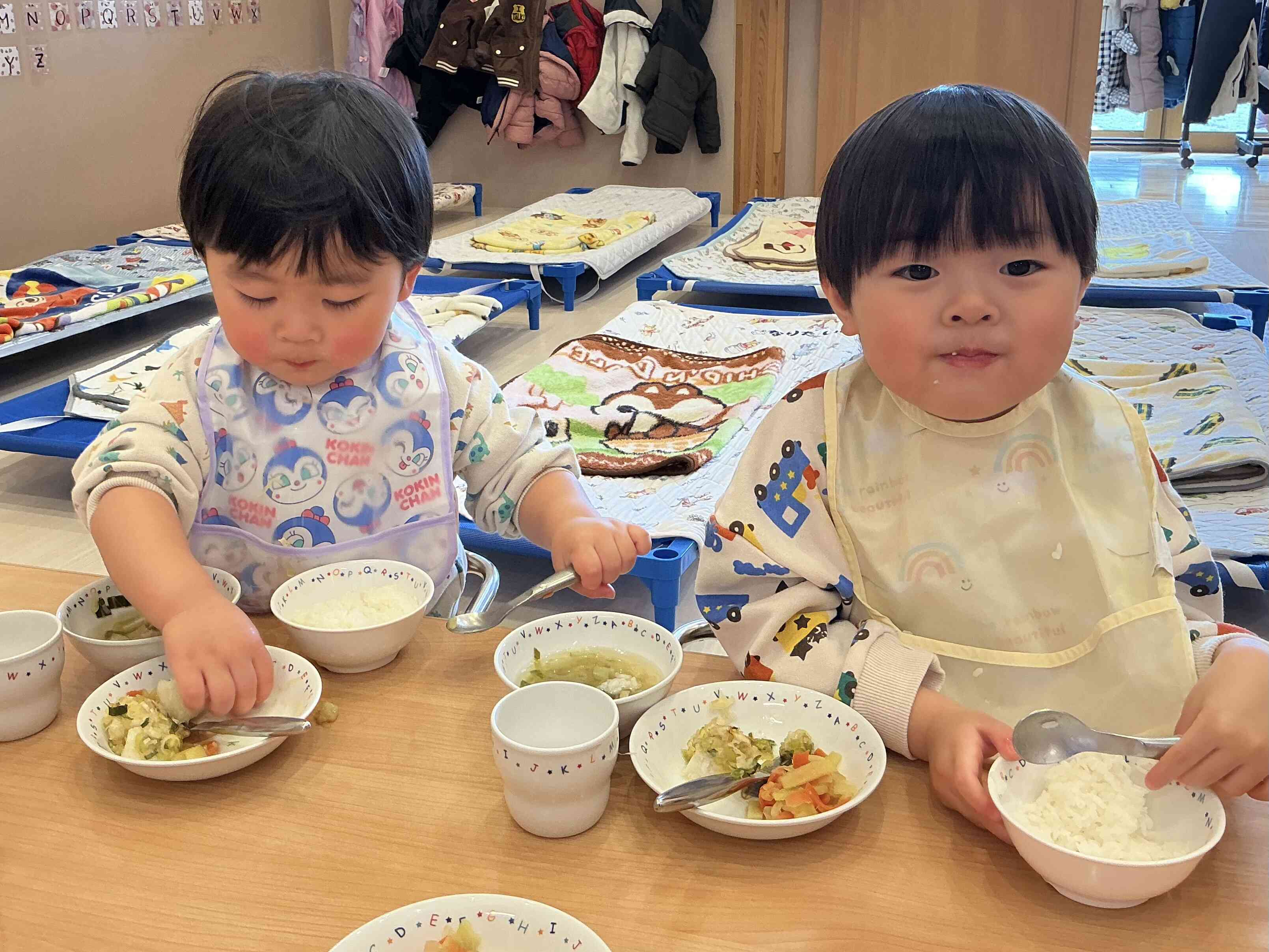 お散歩の後の給食、おいしいね！