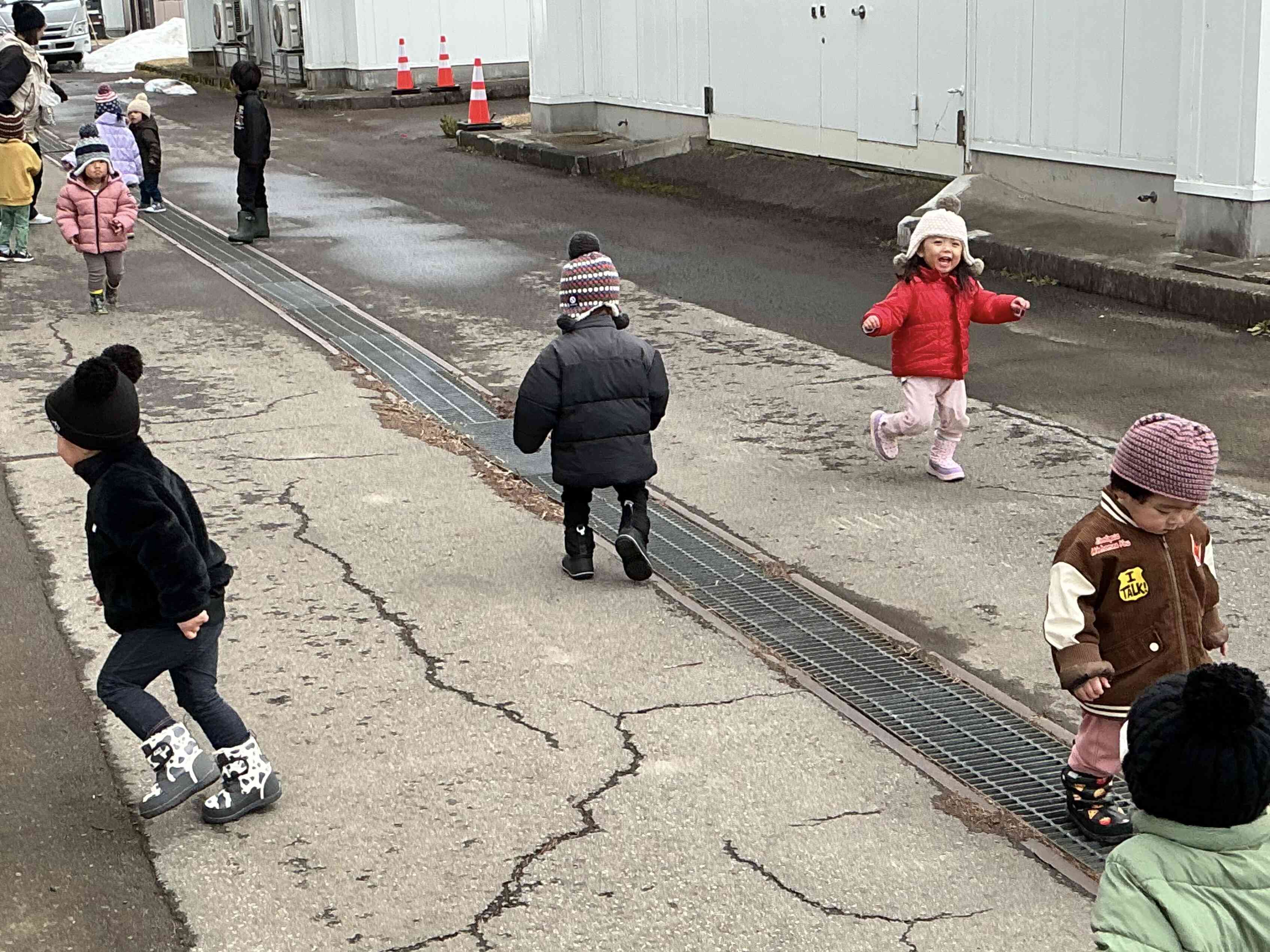 お友達と追いかけっこ！