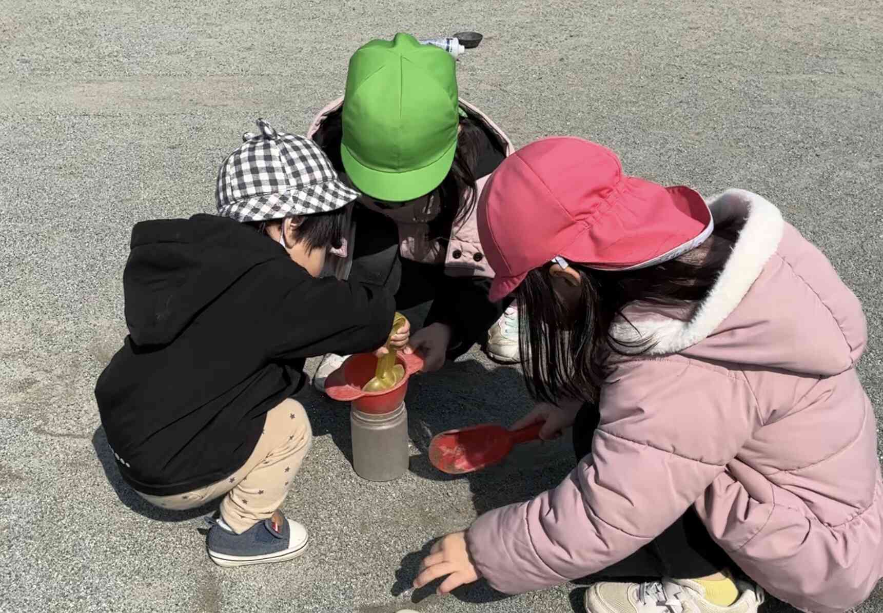 久しぶりの砂遊び、楽しいね