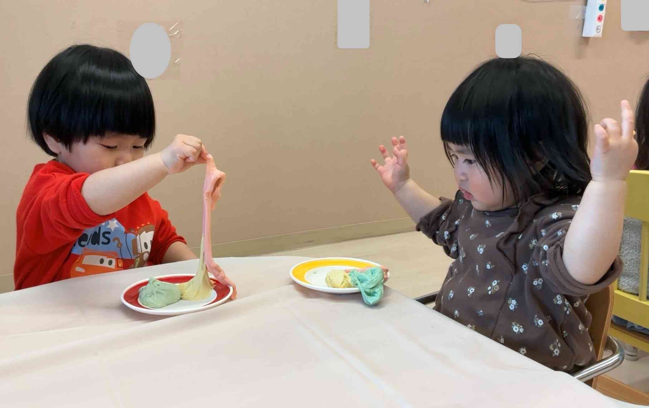 初めての小麦粉粘土！　ひよこ組（０歳児）