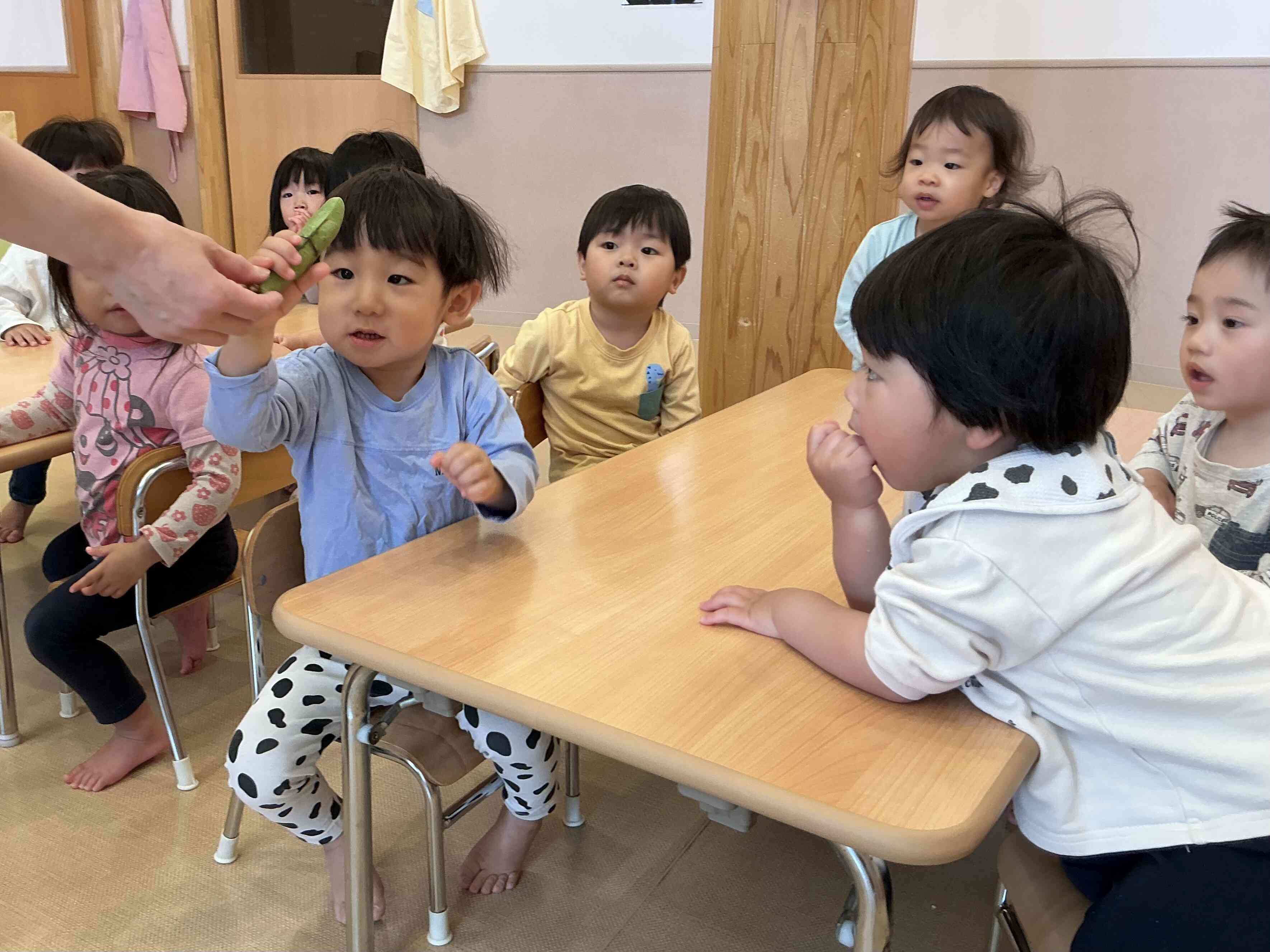 そら豆のから剥きPart1　うさぎ組（2歳児）