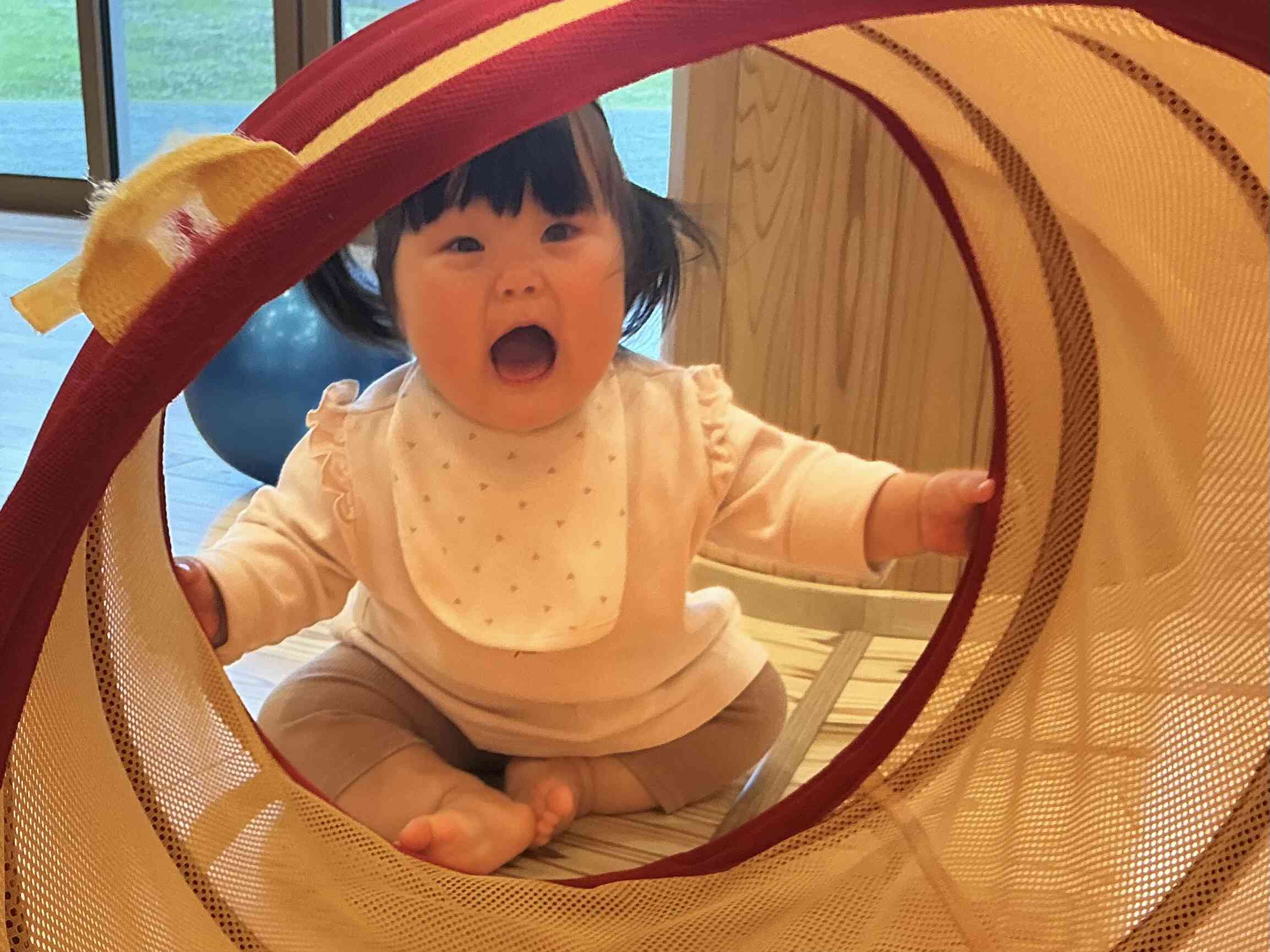 ホールで体を動かして遊んだよ! 0歳児(ひよこ組)