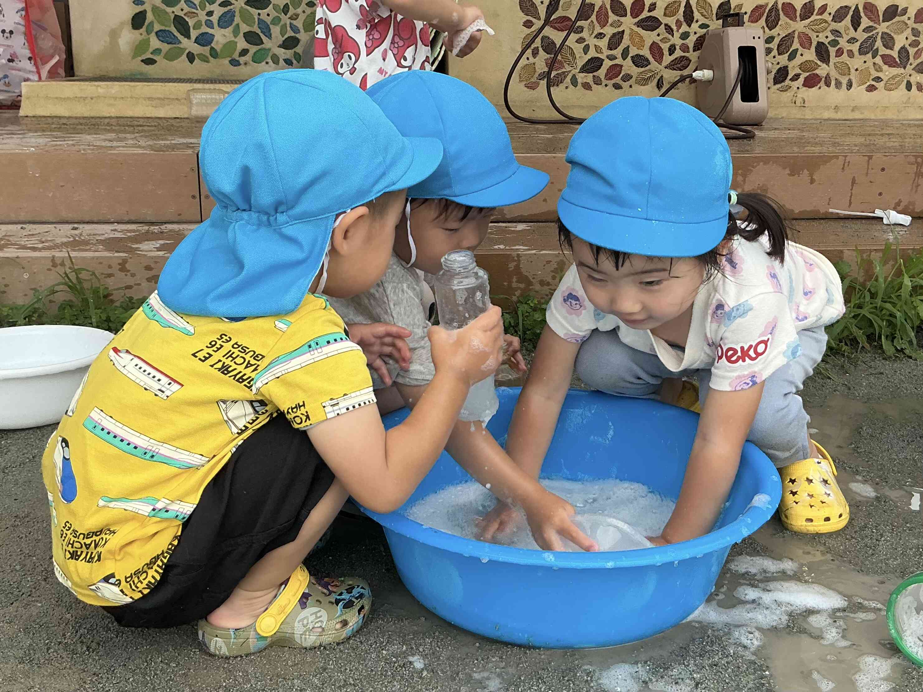 みんなで泡遊び　うさぎ組（2歳児）