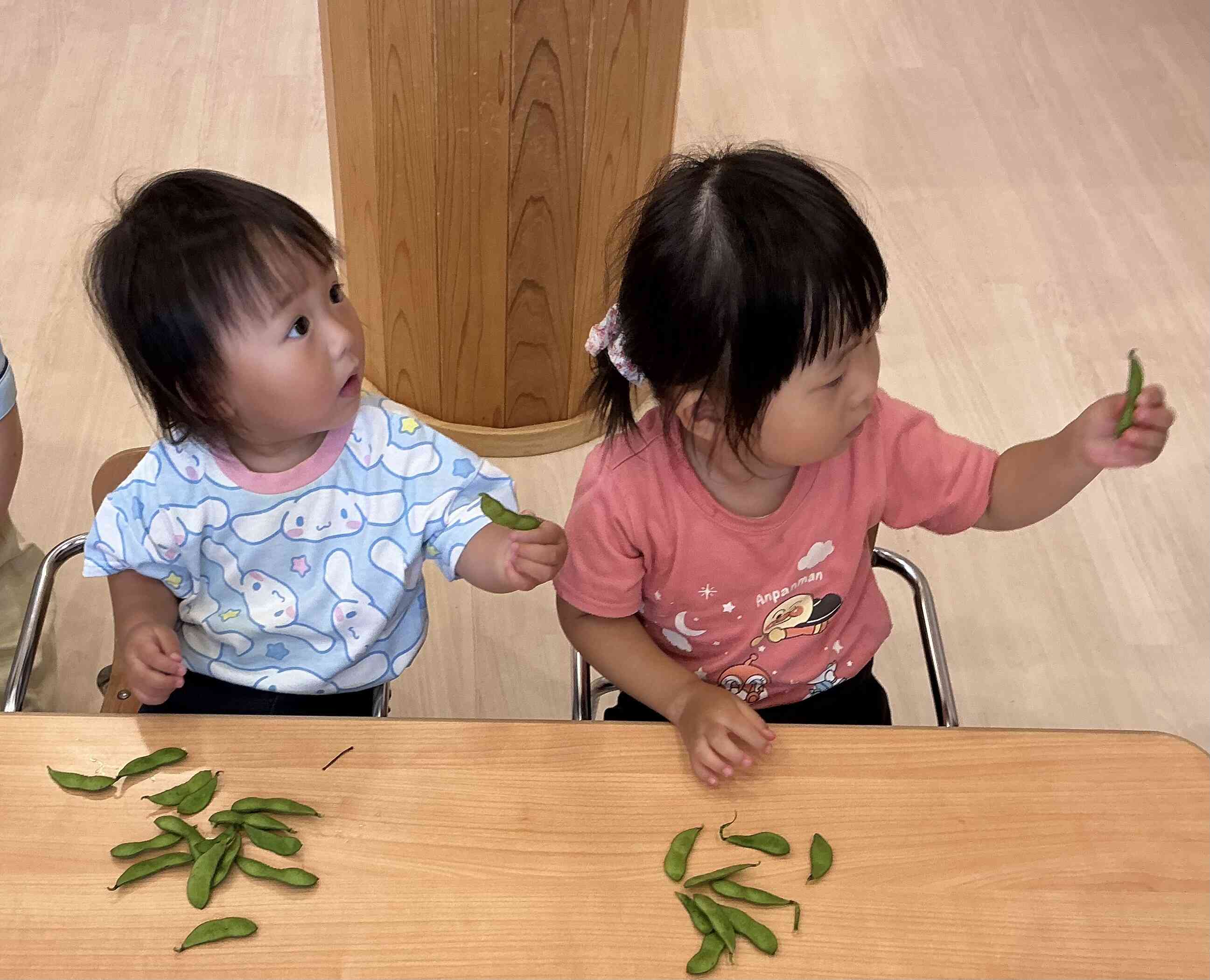 枝豆を触ってみたよ！あひる組（1歳児）