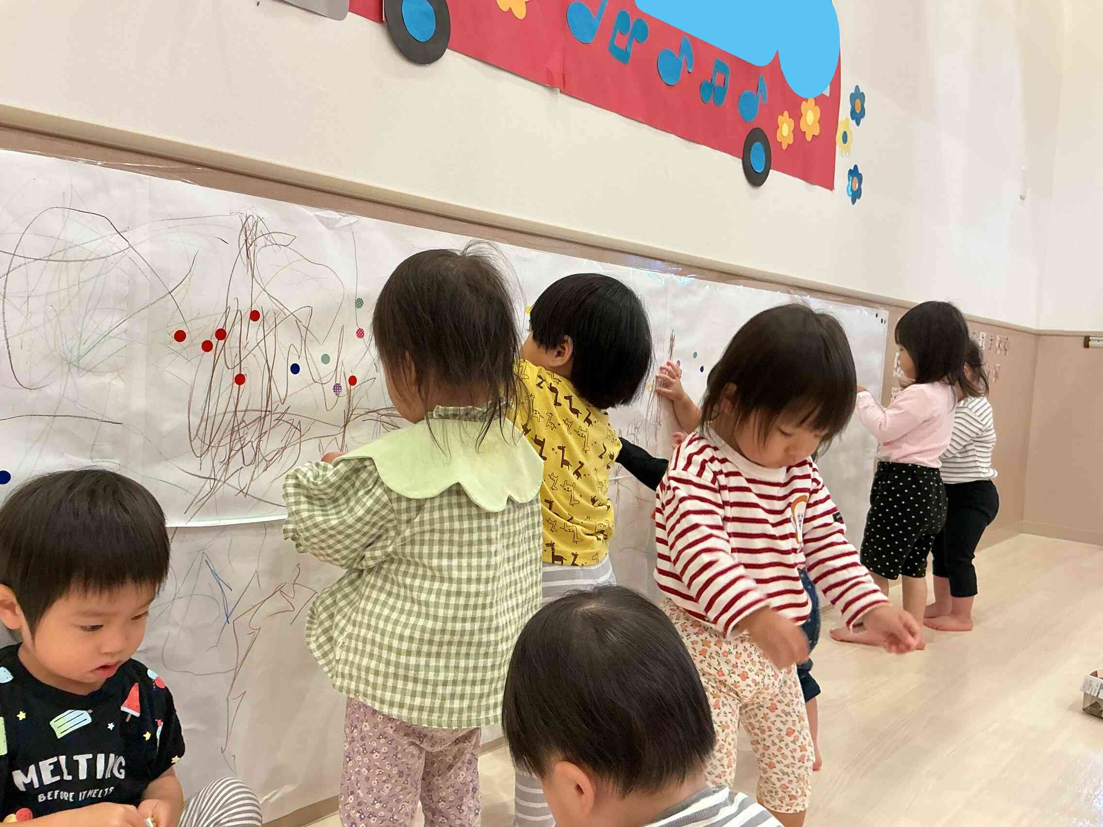 壁にもお絵描き楽しいな！あひる組（１歳児）
