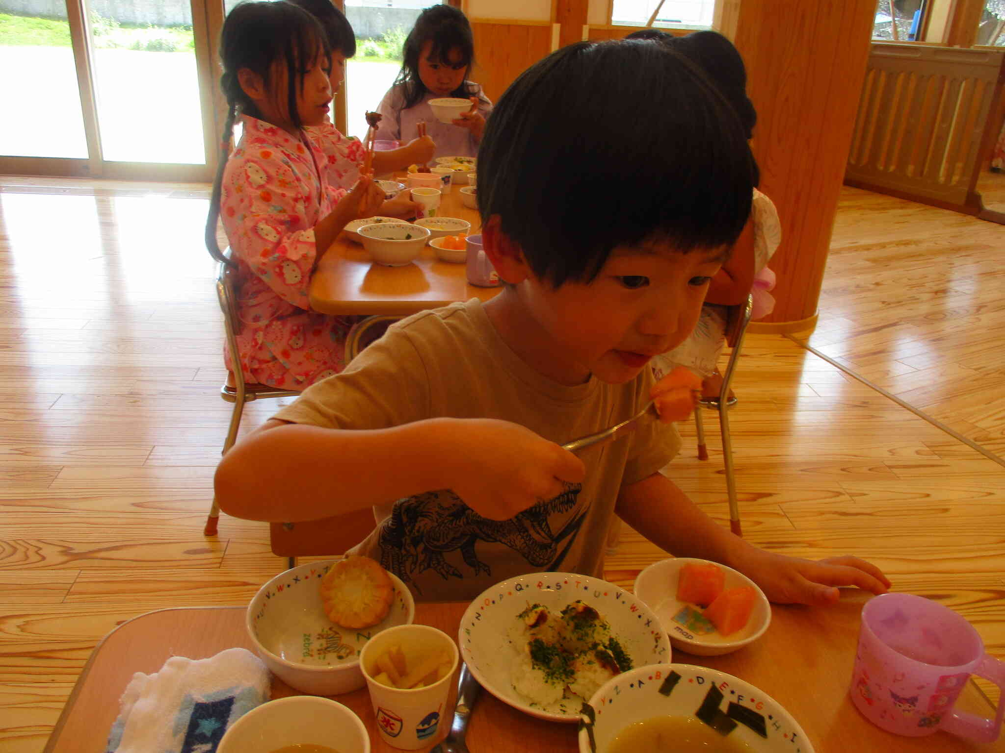 夏祭りごっこ　給食の風景