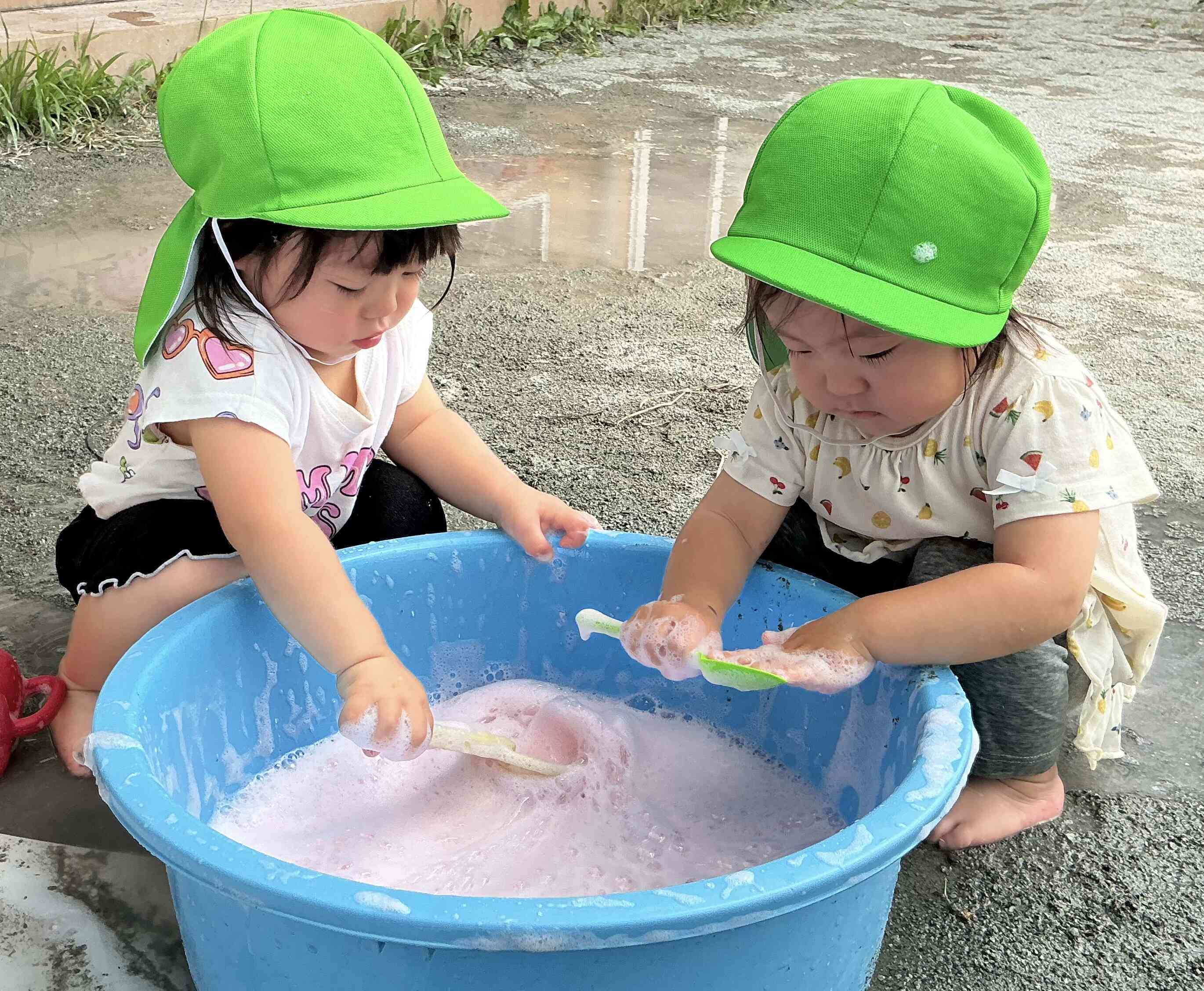 楽しい水遊び!あひる組(1歳児)