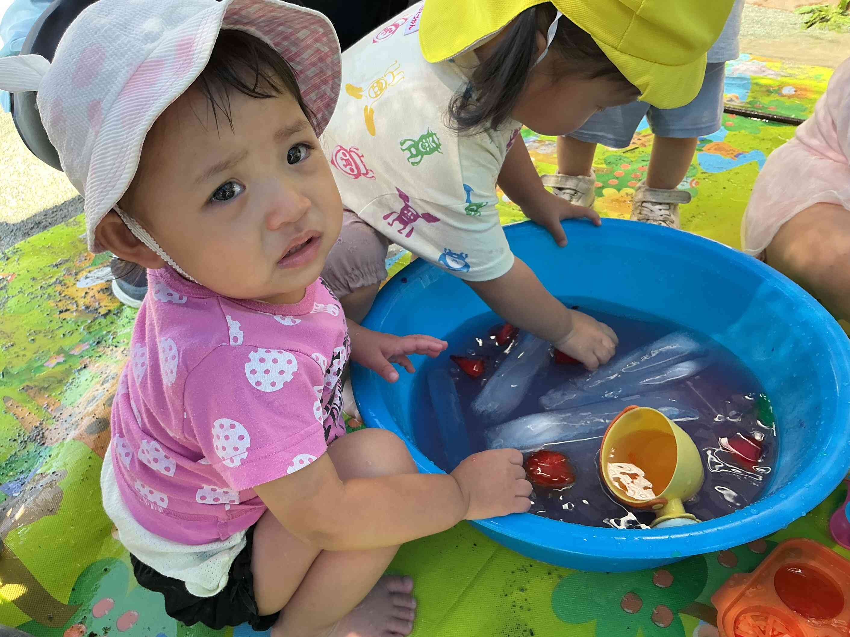 氷で感触遊び　ひよこ組（０歳児）