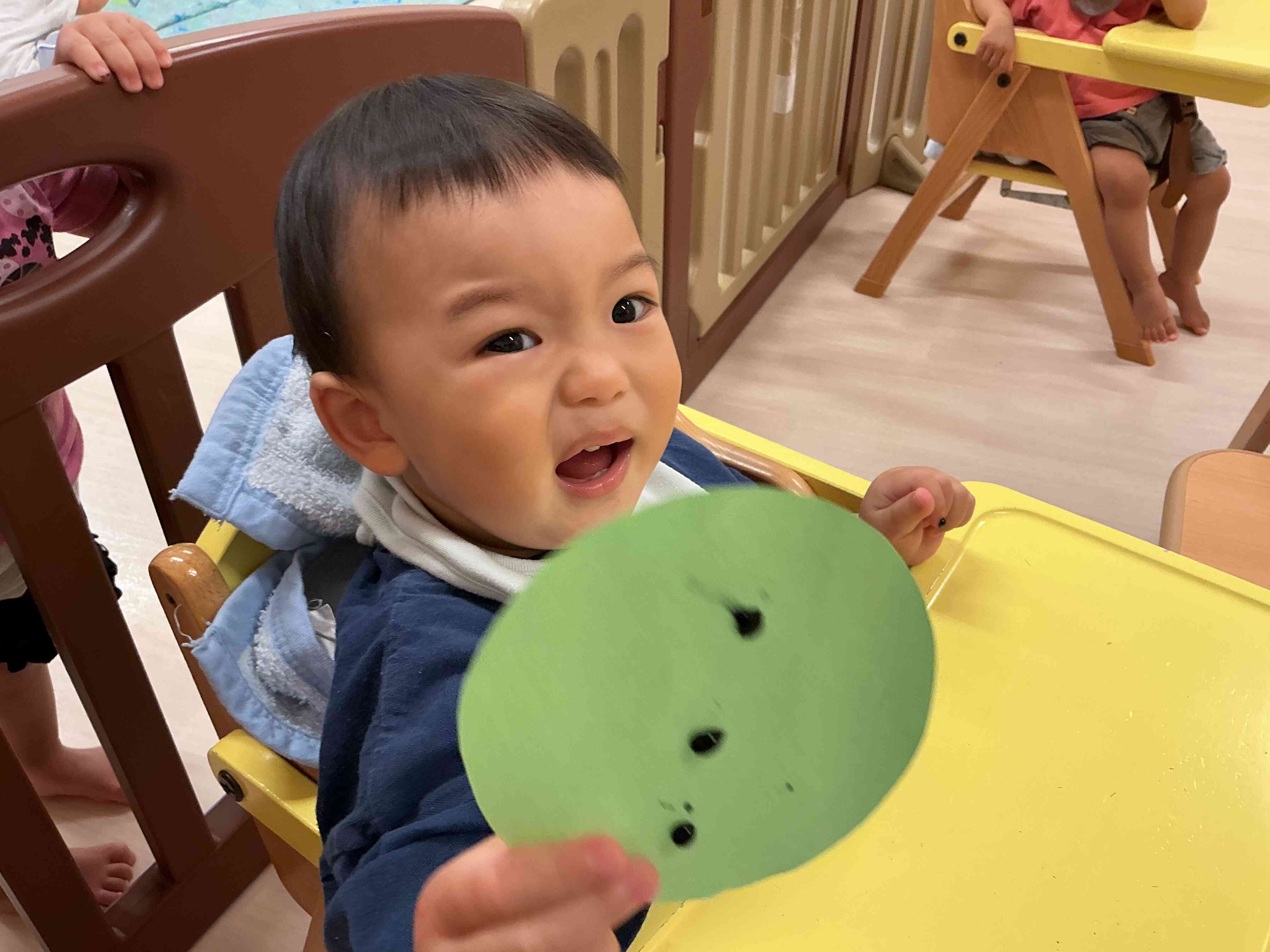 すいか作り製作　ひよこ組（０歳児）