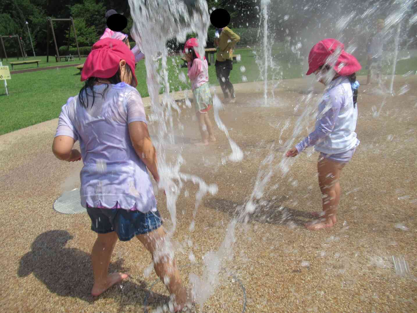 二ツ山公園で噴水遊び　きりん組（５歳児）②