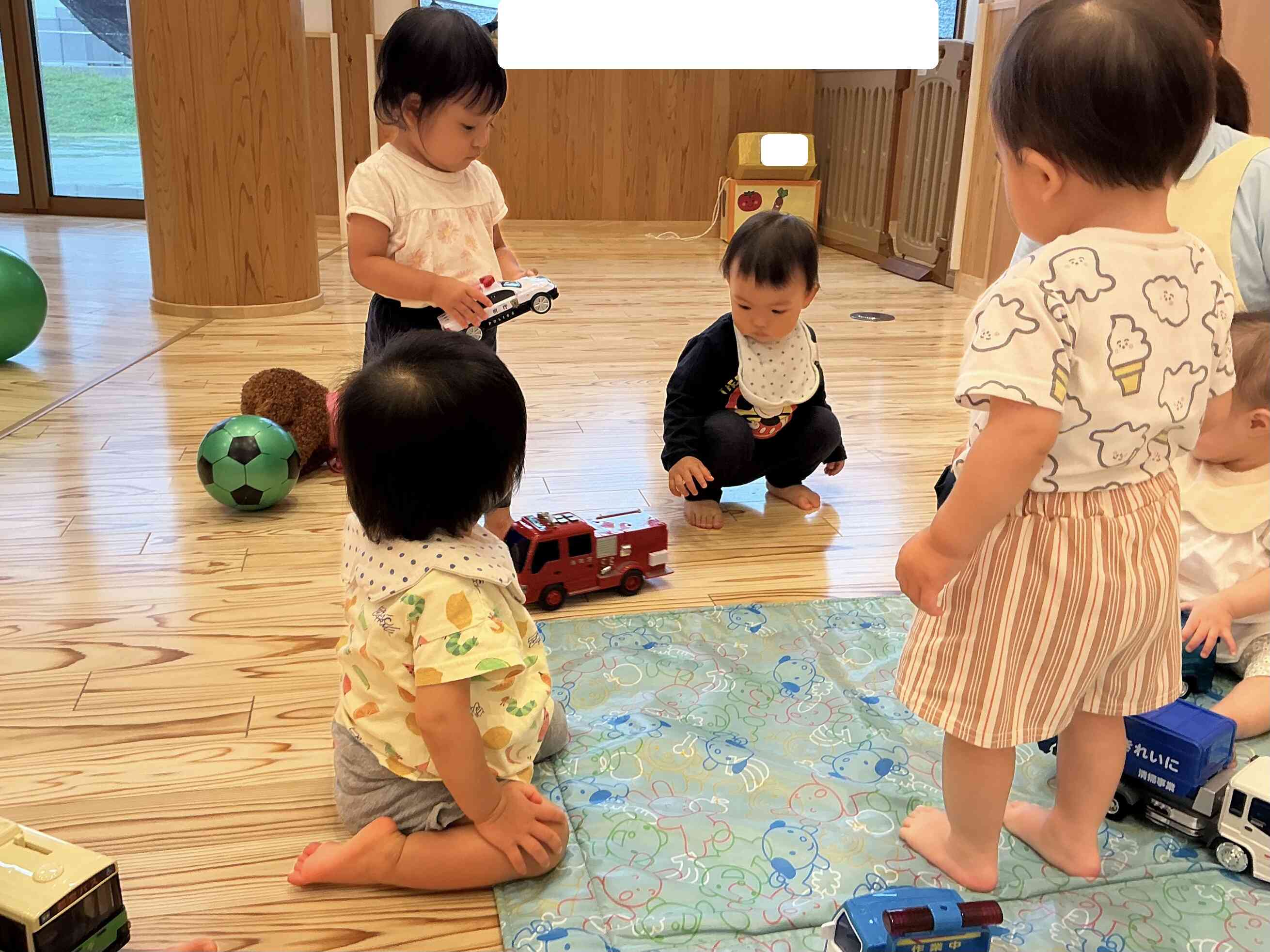 ホールで遊んだよ！ひよこ組(0歳児）